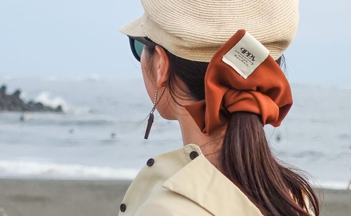 人気のスクエアビッグシュシュ🎞
四角いシュシュです。

甘くならずに1つ結びでおしゃれなフォルムが完成！

こちらもラクにおしゃれが出来るプロダクトです🕊

📸
@yukun1123 

✦ ✦ ✦ ✦ ✦ ✦ ✦ ✦ ✦ ✦ ✦ ✦ ✦ ✦ ✦

〰️𝑸 𝑷 𝑷 𝑨®︎ キュッパ〰️
𓇼𝑯𝒂𝒊𝒓 𝒄𝒂𝒓𝒆 𝒂𝒄𝒄𝒆𝒔𝒔𝒐𝒓𝒊𝒆𝒔湘南茅ヶ崎

🌿日々のビューティケアをおしゃれにラクに

҉  着せ替えワイヤーターバン
҉  国産洗えるシルクのナイトキャップ
҉  シュシュetc...

♥ 大人の身だしなみを簡単に整える
♥ 時短でおしゃれしたい方
♥ 使い心地の良いヘアアクセサリー
♥お子様用ナイトキャップをお探しの方
♥ 上質で永く使えるモノが良い
♥ 少し変わったプレゼントをお探しの方（プレゼント梱包無料です。）

🛒オンラインショップはプロフィールからご覧下さい。
🛍Creema＆minne で販売中
“QPPA®︎”で検索お願いします。

当店のナイトキャップは
兵庫県姫路市花田町上原田170-1
@emcafe
にてお取り扱いしております。

 ✦ ✦ ✦ ✦ ✦ ✦ ✦ ✦ ✦ ✦ ✦ ✦ ✦ ✦

#キュッパ #着せ替えターバン #着せ替えターバン #ヨガ#ヨガウェア#ターバンアレンジ #ターバン #ターバンヘア #ターバンコーデ #ヘアアレンジ #ヘアアクセサリー #ヘアアクセ #ヘアバンド#海 #湘南スタイル  #茅ヶ崎 #ヘアケアグッズ #時短ヘアアレンジ #ワイヤーターバン #ミニマルライフ#creema#minne#時短おしゃれ#大人の身だしなみ#ナイトキャップ#お子様ナイトキャップ#時短#コスパ#ヘアケア #shonan#shonanlife