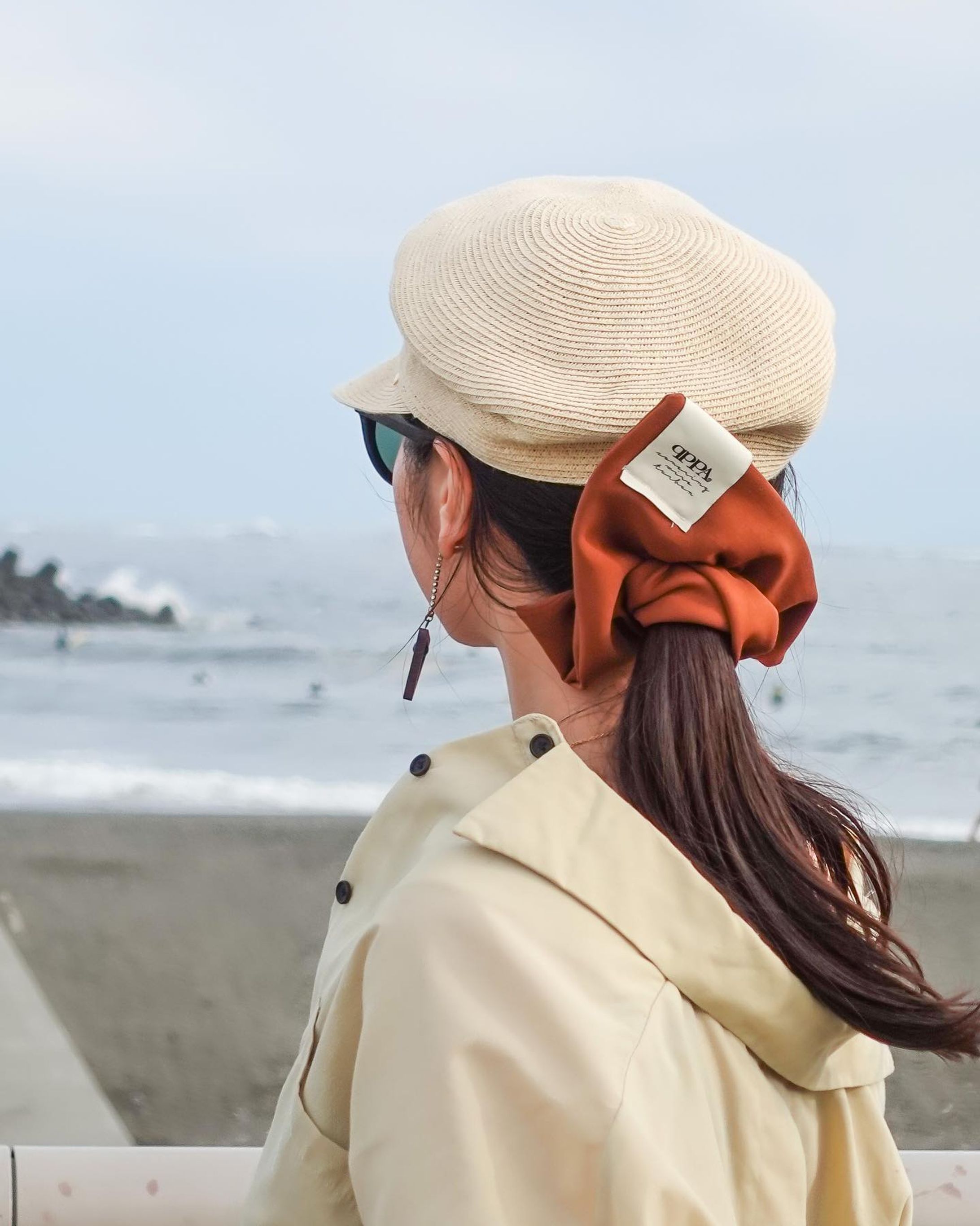 人気のスクエアビッグシュシュ🎞
四角いシュシュです。

甘くならずに1つ結びでおしゃれなフォルムが完成！

こちらもラクにおしゃれが出来るプロダクトです🕊

📸
@yukun1123 

✦ ✦ ✦ ✦ ✦ ✦ ✦ ✦ ✦ ✦ ✦ ✦ ✦ ✦ ✦

〰️𝑸 𝑷 𝑷 𝑨®︎ キュッパ〰️
𓇼𝑯𝒂𝒊𝒓 𝒄𝒂𝒓𝒆 𝒂𝒄𝒄𝒆𝒔𝒔𝒐𝒓𝒊𝒆𝒔湘南茅ヶ崎

🌿日々のビューティケアをおしゃれにラクに

҉  着せ替えワイヤーターバン
҉  国産洗えるシルクのナイトキャップ
҉  シュシュetc...

♥ 大人の身だしなみを簡単に整える
♥ 時短でおしゃれしたい方
♥ 使い心地の良いヘアアクセサリー
♥お子様用ナイトキャップをお探しの方
♥ 上質で永く使えるモノが良い
♥ 少し変わったプレゼントをお探しの方（プレゼント梱包無料です。）

🛒オンラインショップはプロフィールからご覧下さい。
🛍Creema＆minne で販売中
“QPPA®︎”で検索お願いします。

当店のナイトキャップは
兵庫県姫路市花田町上原田170-1
@emcafe
にてお取り扱いしております。

 ✦ ✦ ✦ ✦ ✦ ✦ ✦ ✦ ✦ ✦ ✦ ✦ ✦ ✦

#キュッパ #着せ替えターバン #着せ替えターバン #ヨガ#ヨガウェア#ターバンアレンジ #ターバン #ターバンヘア #ターバンコーデ #ヘアアレンジ #ヘアアクセサリー #ヘアアクセ #ヘアバンド#海 #湘南スタイル  #茅ヶ崎 #ヘアケアグッズ #時短ヘアアレンジ #ワイヤーターバン #ミニマルライフ#creema#minne#時短おしゃれ#大人の身だしなみ#ナイトキャップ#お子様ナイトキャップ#時短#コスパ#ヘアケア #shonan#shonanlife-1