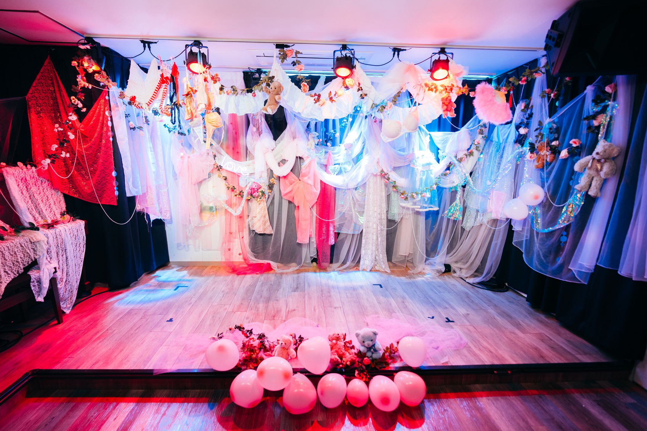 枕芸者しと　『アリアリーノ♂』Music Video 空間デザイン・衣装提供-1