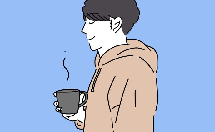 コーヒーを持つ男性