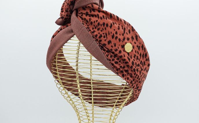 ️𝒏𝒆𝒘 𝒂𝒓𝒓𝒊𝒗𝒂𝒍〰️
♻️𝒖𝒑𝒄𝒚𝒄𝒍𝒆 𝒎𝒂𝒖𝒗𝒆 𝒑𝒊𝒏𝒌 𝒍𝒆𝒐𝒑𝒂𝒓𝒅🐆

ヴィンテージライクな色落ち感が素敵なアップサイクルのレオパード柄シャツと
ちょうど良い具合のモーヴピンクの上質なレーヨン生地を見つけたのでリバーシブルでデザインしました。

幅は今までのワイドサイズよりも約3cm広く、端先は約3.5cm広く、スカーフを巻いたようなボリューム感を出したり、サイドを織り込むと細くなったりと自由自在にアレンジ可能！端先を捻ると生地の出方も変えることが出来色々な雰囲気をお楽しみいただけます。

デイリーウェアはもちろん古着のお洋服とも相性抜群です！
レオパード柄はカジュアルに、モーヴピンクの方は綺麗めとして使い分けして下さい。

1枚あれば年中お楽しみいただけるアップサイクルのシャツを使用したQPPA®︎を是非お楽しみ下さい。
サイドはQPPA®︎オリジナルチャームがキラッと光り高級感をプラスしています。

〰️ターバンのご購入は〰️
✔︎以下のInstagramプロフィールリンク
@qppa.ii
@ii_mnm_lp

▶︎Creema 🔎QPPAで出てきます
▶︎minne 🔎QPPAで出てきます
💌ご購入方法が分からない場合はDMにてお尋ね下さい♡

.
.
.
.
#キュッパ #着せ替えターバン#エスニック #着せ替えターバン #日本製 #madeinjapan  #ターバンアレンジ #ターバン #ターバンヘア #ターバンコーデ #ヘアアレンジ #ヘアアクセサリー #ヘアアクセ #ヘアバンド#海 #湘南スタイル #茅ヶ崎市 #茅ヶ崎 #ヘアケアグッズ #時短ヘアアレンジ #ワイヤーターバン#アップサイクル #レオパード #モーヴピンク