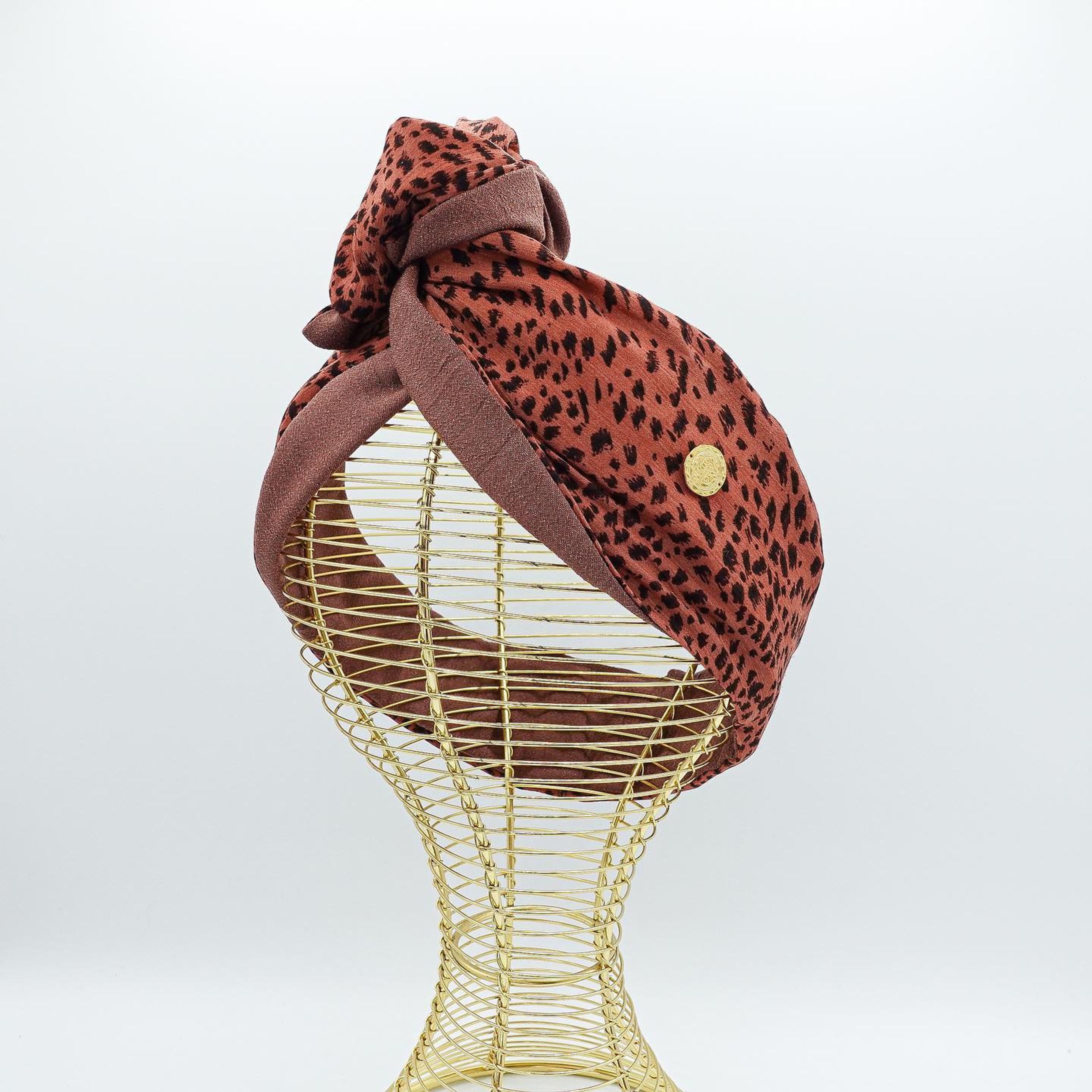 ️𝒏𝒆𝒘 𝒂𝒓𝒓𝒊𝒗𝒂𝒍〰️
♻️𝒖𝒑𝒄𝒚𝒄𝒍𝒆 𝒎𝒂𝒖𝒗𝒆 𝒑𝒊𝒏𝒌 𝒍𝒆𝒐𝒑𝒂𝒓𝒅🐆

ヴィンテージライクな色落ち感が素敵なアップサイクルのレオパード柄シャツと
ちょうど良い具合のモーヴピンクの上質なレーヨン生地を見つけたのでリバーシブルでデザインしました。

幅は今までのワイドサイズよりも約3cm広く、端先は約3.5cm広く、スカーフを巻いたようなボリューム感を出したり、サイドを織り込むと細くなったりと自由自在にアレンジ可能！端先を捻ると生地の出方も変えることが出来色々な雰囲気をお楽しみいただけます。

デイリーウェアはもちろん古着のお洋服とも相性抜群です！
レオパード柄はカジュアルに、モーヴピンクの方は綺麗めとして使い分けして下さい。

1枚あれば年中お楽しみいただけるアップサイクルのシャツを使用したQPPA®︎を是非お楽しみ下さい。
サイドはQPPA®︎オリジナルチャームがキラッと光り高級感をプラスしています。

〰️ターバンのご購入は〰️
✔︎以下のInstagramプロフィールリンク
@qppa.ii
@ii_mnm_lp

▶︎Creema 🔎QPPAで出てきます
▶︎minne 🔎QPPAで出てきます
💌ご購入方法が分からない場合はDMにてお尋ね下さい♡

.
.
.
.
#キュッパ #着せ替えターバン#エスニック #着せ替えターバン #日本製 #madeinjapan  #ターバンアレンジ #ターバン #ターバンヘア #ターバンコーデ #ヘアアレンジ #ヘアアクセサリー #ヘアアクセ #ヘアバンド#海 #湘南スタイル #茅ヶ崎市 #茅ヶ崎 #ヘアケアグッズ #時短ヘアアレンジ #ワイヤーターバン#アップサイクル #レオパード #モーヴピンク-1