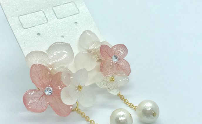 3つの紫陽花とコットンパール