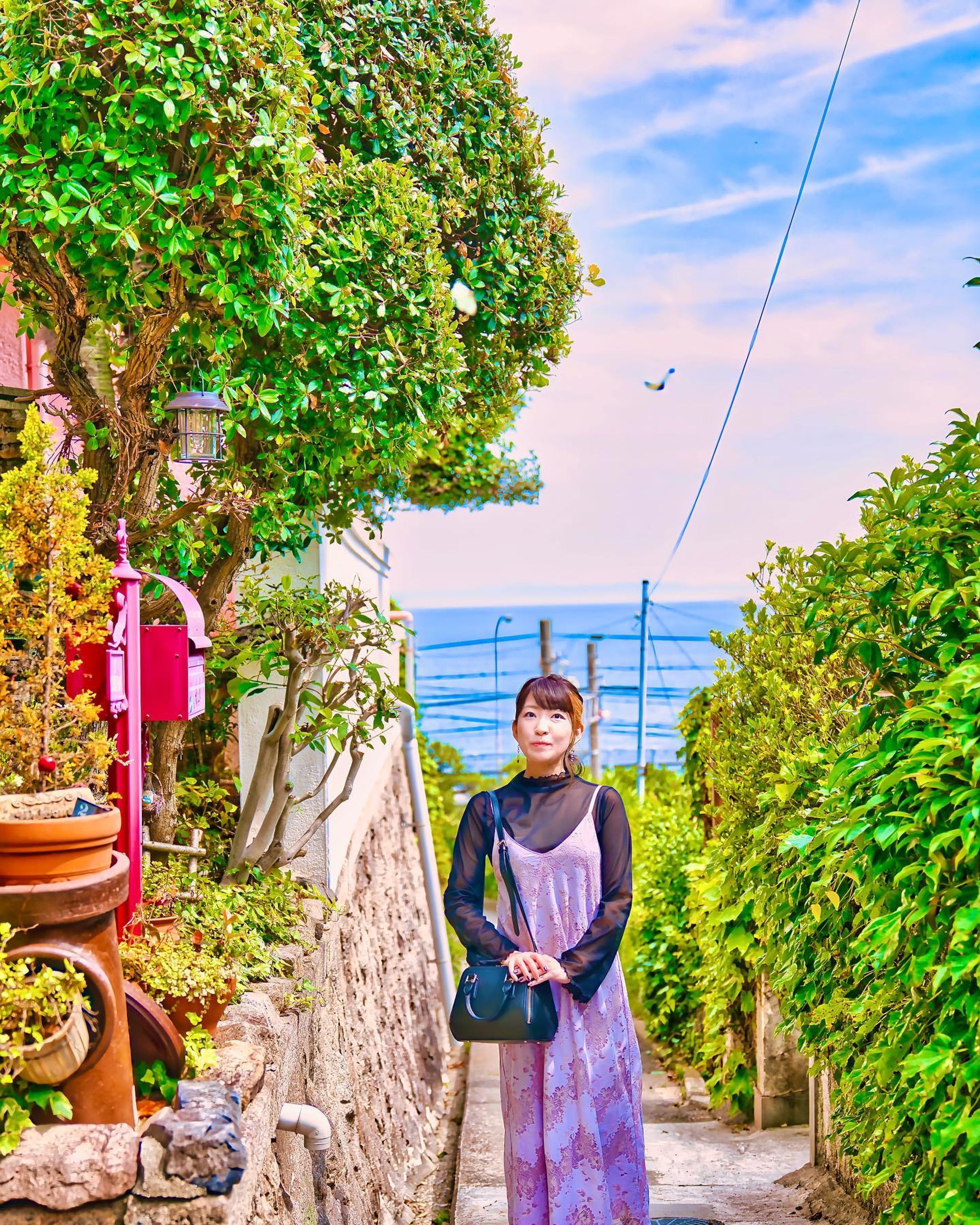 青空の下で海の見える風景
最高のロケーションでのRirinさんのポートレート撮影

モデル：Ririnさん

撮影のご依頼はDMでお願いします🙇🏻‍♂️

ーーーーーーーーーーーー

ご覧頂きありがとうございます
気軽にフォローして貰えると嬉しいです！

Thank you for watching.
If you like it, please follow me.

▷ @takumapictures 

ーーーーーーーーーーーーーー

MODEL：Ririnさん
LOCATION：塩屋町
CAMERA ：SONY a7Ⅳ
LENS：SONY FE24-70mm F2.8GM
FE：45mm
ISO：100
F値：F2.8
SS：1/1250

#takumapictures 
#タクマピクチャーズ 
#ポートレート 
#ポートレート女子 
#ポートレートモデル募集 
#ポートレートモデル 
#sonya7iv 
#風景写真 
#写真好きな人と繋がりたい 
#カメラ好きな人と繋がりたい 
#カメラ垢フォロバします 
#写真垢フォロバします 
#アニメのワンシーンのように 
#カメラ男子 
#カメラ女子 
#写真で伝えたい私の世界 
#ファインダー越しの私の世界 
#ファインダー越しの世界 
#キリトリセカイ 
#神戸写真部 
#関西写真部 
#神戸写真家サークル 

#landscape #landscapephotography #japan #japantravel #sel2470gm #sonyfe2470gm #alpha_newgeneration-1