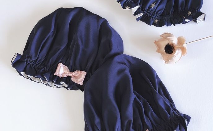 〰️𝑆𝑖𝑙𝑘 𝑁𝑖𝑔ℎ𝑡 𝐶𝑎𝑝〰️

シンプルなネイビーのナイトキャップ。
上質な木馬のリボンを使用したデザインやシンプルで小さめのリボンのご用意がございます🤍

.
.
.
.
30種類以上の国産洗えるシルクのナイトキャップを取り揃えています🌙

〰️ナイトキャップのご購入は〰️
✔︎以下のInstagramプロフィールリンク
@qppa.ii
@ii_mnm_lp

▶︎Creema 🔎QPPAで出てきます
▶︎minne 🔎QPPAで出てきます
💌ご購入方法が分からない場合はDMにてお尋ね下さい♡

.
.
.
.
▶︎ナイトキャップの販売はネット以外では兵庫県姫路市花田町上原田170-1eMcafe内でしております♡
@emcafe10 
セントラルパークの近くです🦒
#姫セン
.
.
.
.

#ナイトキャップ #国産シルク#ヘアケアグッズ #ヘアケア #美髪 #美髪ケア #美髪トリートメント #美髪チャージ #摩擦ダメージ#プレゼント #ミニマルライフ #ミニマル#ランジェリー#湘南#大人ファッション #大人シンプル #ミニマル #大人ヘア #大人ヘアスタイル #ヘアアレンジ #ヘアアクセサリー #ヘアアクセ #ヘアバンド#海 #湘南スタイル  #茅ヶ崎 #ヘアケアグッズ #時短ヘアアレンジ#30代ヘアスタイル #40代ヘアスタイル #20代ヘアスタイル