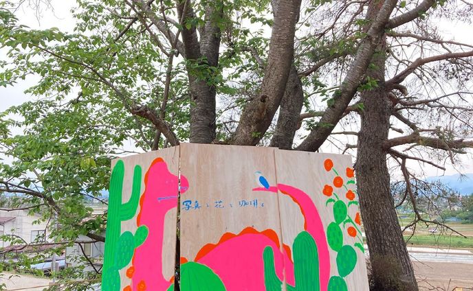 #写真と花と珈琲と
@vinculo.park での初のイベントで大きいのを描かせてもらいました。
皆さま興味持って話し掛けてくださって本当にありがとうございました！

実はまだ完成じゃないんです。

明日来てくださった方に協力していただいて完成を目指します☝️

よろしくお願いします！

明日は居ませんが
@freepaper_gift のテナントブースで物販置かせて貰います。原画も少し🤏

暑い1日だったけど吹く風が気持ちよくて最高でした☺️

#ライブペイント #イラスト #野外イベント #qucecke