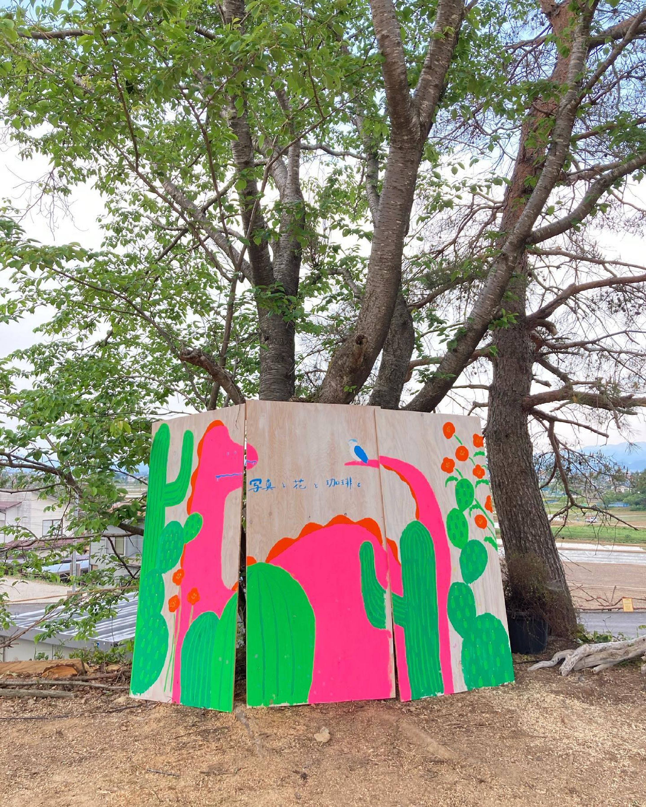 #写真と花と珈琲と
@vinculo.park での初のイベントで大きいのを描かせてもらいました。
皆さま興味持って話し掛けてくださって本当にありがとうございました！

実はまだ完成じゃないんです。

明日来てくださった方に協力していただいて完成を目指します☝️

よろしくお願いします！

明日は居ませんが
@freepaper_gift のテナントブースで物販置かせて貰います。原画も少し🤏

暑い1日だったけど吹く風が気持ちよくて最高でした☺️

#ライブペイント #イラスト #野外イベント #qucecke-1