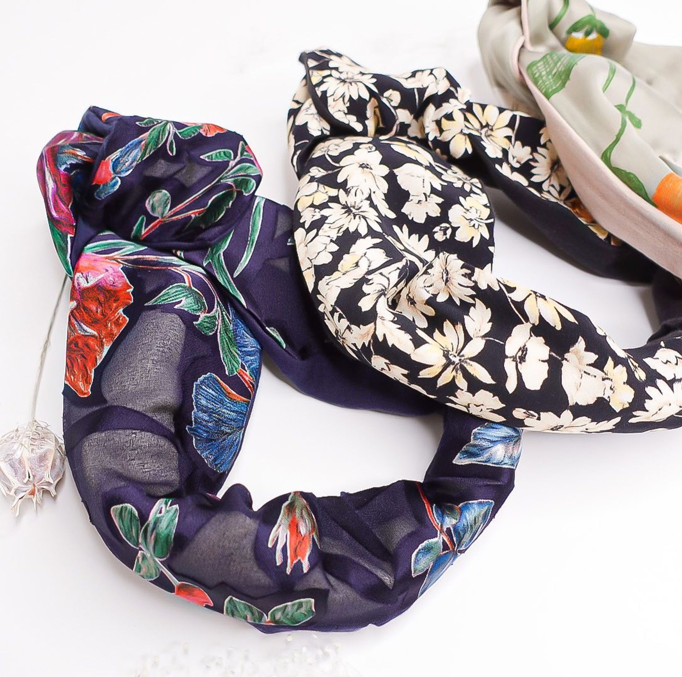 トルコ生地シースルーローズ🌹

世界の有名ファッションブランドに、クリエイティブな素材を供給している、トルコ屈指のプリントメーカーによる、レーヨンポリエステル・オパール加工。
奥行きと色の対比を存分に楽しめます。

◼︎シースルーローズ
4200税込｜カバー単品

〰️ターバンのご購入は〰️
✔︎以下のInstagramプロフィールリンク
@qppa.ii
@ii_mnm_lp

▶︎Creema 🔎QPPAで出てきます
▶︎minne 🔎QPPAで出てきます
💌ご購入方法が分からない場合はDMにてお尋ね下さい♡

.
.
.
.
#キュッパ #着せ替えターバン#エスニック #着せ替えターバン #日本製 #madeinjapan  #ターバンアレンジ #ターバン #ターバンヘア #ターバンコーデ #ヘアアレンジ #ヘアアクセサリー #ヘアアクセ #ヘアバンド#海 #湘南スタイル #茅ヶ崎市 #茅ヶ崎 #ヘアケアグッズ #時短ヘアアレンジ #ワイヤーターバン #輸入生地#トルコ生地-1