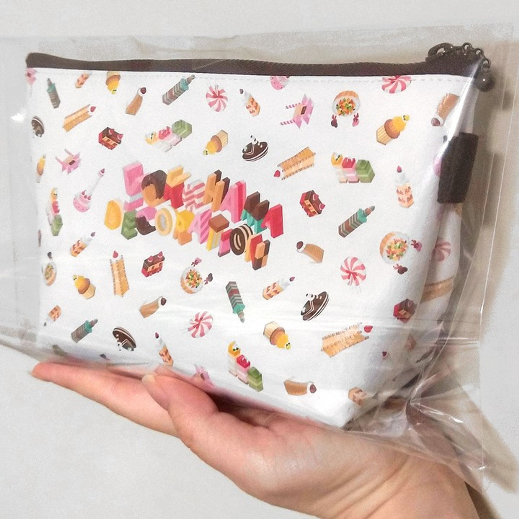 デザフェス用の新作！
底マチつきの大きめポーチ！
思い通りの仕上がりでニヤニヤしていますｗ
デザフェスの詳細につきましては確定次第また後日🤣
開催までもう3週間切ったのに実感がない・・！.
.
#デザフェス #デザインフェスタ #デザフェス55 #デザインフェスタ55 #ポーチ #グッズ #横浜 #yokohama #ハマDeco #イラスト #illustration #絵 #デザイン #design #アート #art #イラストレーター #illustrator #デザイナー #グラフィックデザイナー #designer #イラストレーターさんと繋がりたい #デザイナーさんと繋がりたい-1