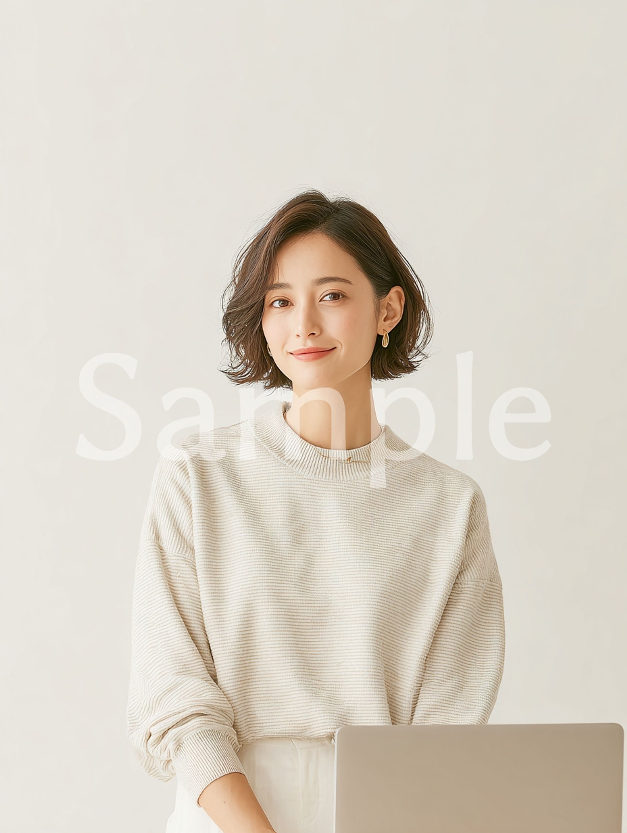 女性とノートパソコン-1