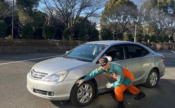 1人で4トントラックを動かす方法　警視庁が紹介、緊急時に故障車を軽い力で動かすライフハック