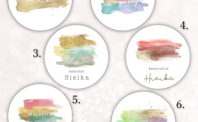 【＃33】：
32番シリーズと同系統のライン。こちらはラメ感は控えめですが、カードでも縦型のシールでもすでに大人気のモチーフです。
ライン上に文字を置いてもかわいいし、ラインを全体のメインに見せて小さくショップ名を添えてもエレガント。オーダー初心者の方にも扱いやすくて、小洒落たテイストにまとめやすいシリーズです♪

◆◆【メルカリは8月27日頃までお休み中。ご予約のみ可能です】◆◆
↓↓↓
今すぐのご注文はminne・Creemaをご利用ください。プロフィール欄から飛べます。
【インスタ内で商品仕様やお値段を1から全部ご説明するお取引き】は承っておりません。
ご希望でしたらピンポイントで特定の商品用URLもお伝えできますので、必ず商品説明をご一読くださいませ。

----------﻿

直径は4cm。シールで一番人気の「ツヤあり丸型ショップシール」。﻿
商品箱の仕上げやサンキューシールにはもちろん、ノベルティにも。
﻿

※48枚：999円　から﻿

同じシリーズは﻿
#響のツヤ丸シール
﻿
---------------﻿
全商品は﻿
#hikarino_hibiki﻿
﻿
#アクセサリー台紙﻿
#ピアス台紙﻿
#ネイルチップ﻿
#ハンドメイドピアス﻿
#ハンドメイド ﻿
#ハンドメイドアクセサリー﻿
#名刺﻿
#名刺デザイン﻿
#名刺作成﻿
#アクセサリー﻿
#シールデザイン
#minneで販売中﻿
#メルカリ出品中﻿
#ショップカード﻿
#ショップシール﻿
#サンキューカード﻿
#サンキューシール﻿
#名刺オーダー﻿
#レジンピアス﻿
#レジンアクセサリー﻿
#天然石アクセサリー﻿
#お家サロン﻿
#隠れ家サロン﻿
#まつエクサロン﻿
#ハンドメイド好きさんと繋がりたい﻿
#ハンドメイド部﻿
#ハンドメイド作家