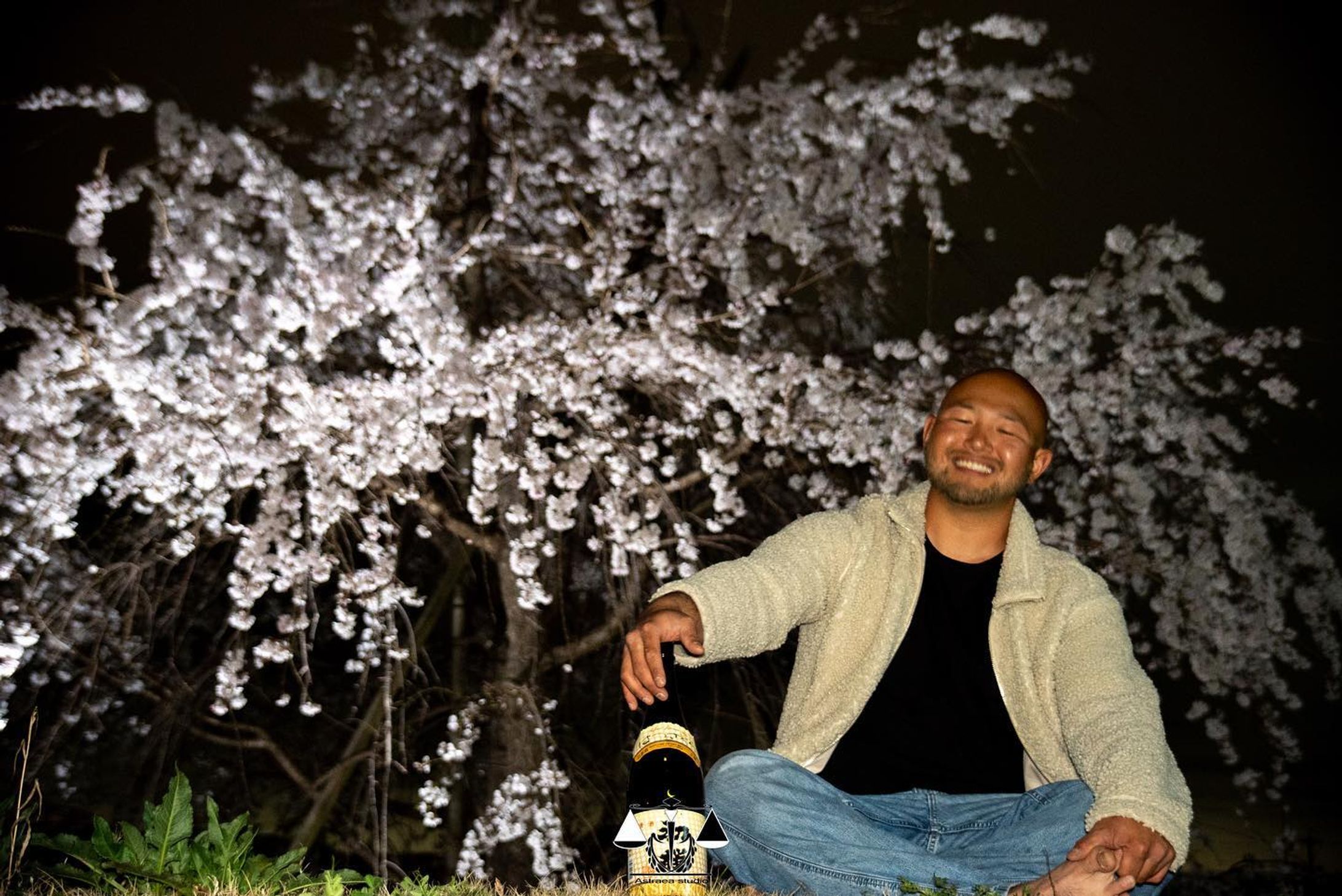 花見で一杯🍶

撮影　astraea studio 大橋 家利

#桜#酒#花見#夜桜#植木屋#庭師#niwa#カメラマン#奈良県-1