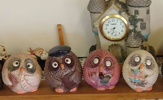 フクロウの置き物。