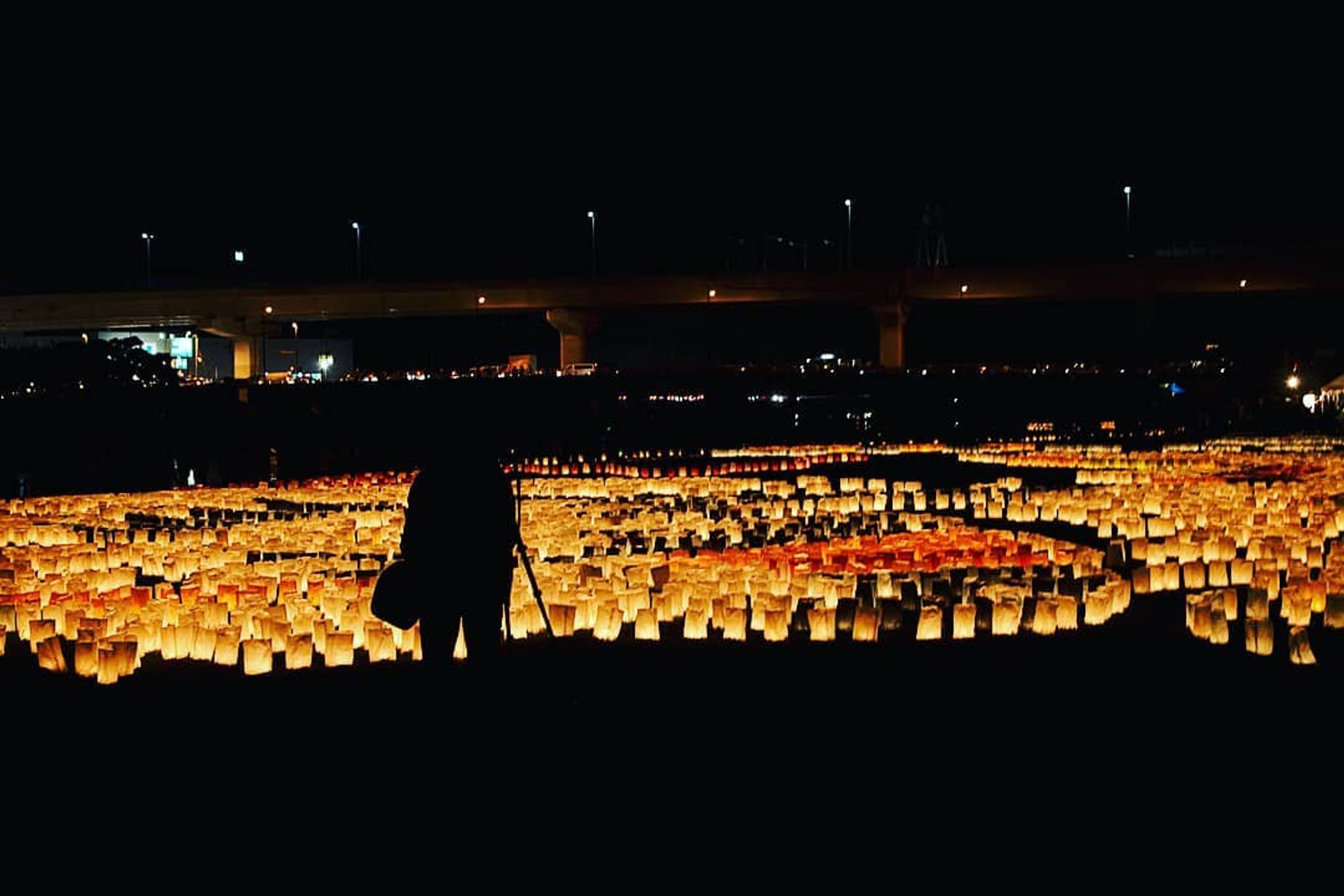 We absorbed in this world
#CanonEOS5D#福岡県#福岡市#早良区#室見川#室見川灯明まつり#風景#風景写真#写真を撮る人#灯明#ライトアップ#photography#ファインダー越しの私の世界-1