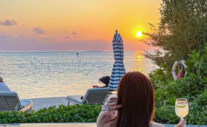 .
📍 @lemeridienmaldives

おすすめダイニング＆バー4選𓌉𓇋 ‎

🔖 保存すると後から見返せるよ🔖 .·

𓐄 𓐄 𓐄 𓐄 𓐄 𓐄 𓐄 𓐄 𓐄 𓐄 𓐄 𓐄 𓐄 𓐄 𓐄 𓐄 𓐄 𓐄

1. Turquoise
朝食ビュッフェはここ！
とにかく種類豊富で何があるか
把握しきれないくらい(笑)

屋内かテラスか選べて
食後は直接海に行くこともできるよ🌴

2. Velaa Bar + Grill
潮の香りを体いっぱいに感じながらの
がっつりシーフードランチならここ！
他にゲストいなくてほぼ貸切だった🫢

3. Riviera Tapas & Bar(バー利用)
いちばん繁盛してたダイニング！
サンセットビューでお酒飲みたくて
17時くらいに来店。
お酒好きなゲストでほぼ満席🍸
18歳以上限定だからまさに大人の贅沢。

4. Riviera Tapas & Bar(ディナー)
とにかくホスピタリティすごい！
その日初めてのゲストだったらしく
店員さん全員でお祝いしてくれた😂
シーフードパエリアおすすめ🦐

𓐄 𓐄 𓐄 𓐄 𓐄 𓐄 𓐄 𓐄 𓐄 𓐄 𓐄 𓐄 𓐄 𓐄 𓐄 𓐄 𓐄 𓐄

リッツモルディブについても
情報量多めでまとめてるので
気になる人は他の投稿もcheck♡

モルディブ情報は☞ #momomi_maldives

𓐄 𓐄 𓐄 𓐄 𓐄 𓐄 𓐄 𓐄 𓐄 𓐄 𓐄 𓐄 𓐄 𓐄 𓐄 𓐄 𓐄 𓐄

Le Meridien Maldives Resort & Spa

📍ヴェレナ国際空港から水上飛行機で35分
🔖サンセットビューの絶景バー🍸
🔖美しいダイビングスポット𓂃🫧‪

𓐄 𓐄 𓐄 𓐄 𓐄 𓐄 𓐄 𓐄 𓐄 𓐄 𓐄 𓐄 𓐄 𓐄 𓐄 𓐄 𓐄 𓐄

おしゃれ旅とグルメ大好き
絶景マニアOLのアカウントです♡
@momomi_ometabi 

・おすすめのお洒落ホテル
・大人かわいい女子旅スポット
・リゾート×グルメ
について毎日発信中📍

ホテル、カフェ、観光局の皆様📷´-
旅を一緒に盛り上げるお手伝いを
ぜひさせてください♡
お仕事のご依頼などはDMへ📮

To Hotels, Cafes, Tourist Offices.
Please let me help you liven up trips together!
Please DM for work requests💌  ̖́-‬

𓐄 𓐄 𓐄 𓐄 𓐄 𓐄 𓐄 𓐄 𓐄 𓐄 𓐄 𓐄 𓐄 𓐄 𓐄 𓐄 𓐄 𓐄

#モルディブハネムーン #モルディブ旅行 #ハネムーンレポ #ご褒美ステイ #ルメリディアン #ルメリディアンモルディブ #水上ヴィラ #モルディブ新婚旅行 #ハネムーン #ハネムーン準備 #新婚旅行レポ #夫婦旅行 #モルディブ #水上コテージ #海外旅行 #maldivesislands #maldivestrip #beautifuldestinations #honeymoon #honeymoontrip #LeMeridienMaldives #maldiveshoneymoon #몰디브 #신혼여행 #馬爾代夫