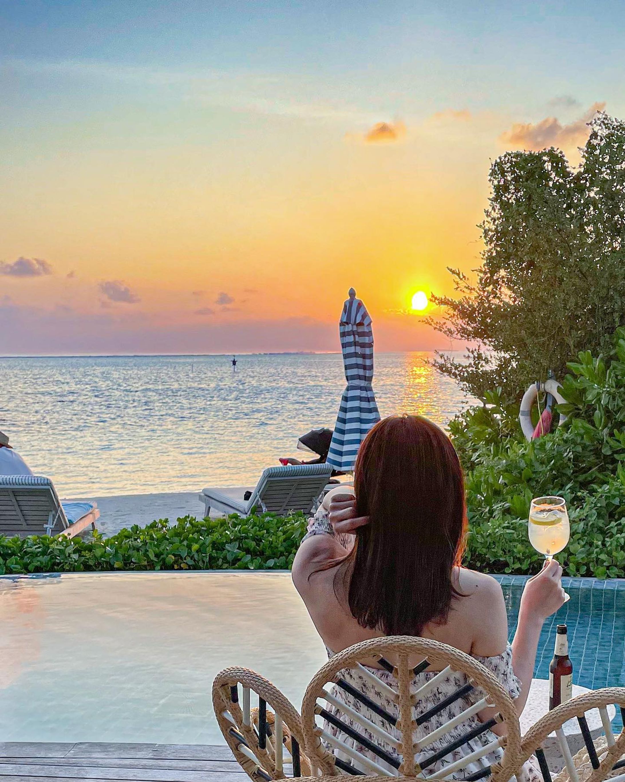 .
📍 @lemeridienmaldives

おすすめダイニング＆バー4選𓌉𓇋 ‎

🔖 保存すると後から見返せるよ🔖 .·

𓐄 𓐄 𓐄 𓐄 𓐄 𓐄 𓐄 𓐄 𓐄 𓐄 𓐄 𓐄 𓐄 𓐄 𓐄 𓐄 𓐄 𓐄

1. Turquoise
朝食ビュッフェはここ！
とにかく種類豊富で何があるか
把握しきれないくらい(笑)

屋内かテラスか選べて
食後は直接海に行くこともできるよ🌴

2. Velaa Bar + Grill
潮の香りを体いっぱいに感じながらの
がっつりシーフードランチならここ！
他にゲストいなくてほぼ貸切だった🫢

3. Riviera Tapas & Bar(バー利用)
いちばん繁盛してたダイニング！
サンセットビューでお酒飲みたくて
17時くらいに来店。
お酒好きなゲストでほぼ満席🍸
18歳以上限定だからまさに大人の贅沢。

4. Riviera Tapas & Bar(ディナー)
とにかくホスピタリティすごい！
その日初めてのゲストだったらしく
店員さん全員でお祝いしてくれた😂
シーフードパエリアおすすめ🦐

𓐄 𓐄 𓐄 𓐄 𓐄 𓐄 𓐄 𓐄 𓐄 𓐄 𓐄 𓐄 𓐄 𓐄 𓐄 𓐄 𓐄 𓐄

リッツモルディブについても
情報量多めでまとめてるので
気になる人は他の投稿もcheck♡

モルディブ情報は☞ #momomi_maldives

𓐄 𓐄 𓐄 𓐄 𓐄 𓐄 𓐄 𓐄 𓐄 𓐄 𓐄 𓐄 𓐄 𓐄 𓐄 𓐄 𓐄 𓐄

Le Meridien Maldives Resort & Spa

📍ヴェレナ国際空港から水上飛行機で35分
🔖サンセットビューの絶景バー🍸
🔖美しいダイビングスポット𓂃🫧‪

𓐄 𓐄 𓐄 𓐄 𓐄 𓐄 𓐄 𓐄 𓐄 𓐄 𓐄 𓐄 𓐄 𓐄 𓐄 𓐄 𓐄 𓐄

おしゃれ旅とグルメ大好き
絶景マニアOLのアカウントです♡
@momomi_ometabi 

・おすすめのお洒落ホテル
・大人かわいい女子旅スポット
・リゾート×グルメ
について毎日発信中📍

ホテル、カフェ、観光局の皆様📷´-
旅を一緒に盛り上げるお手伝いを
ぜひさせてください♡
お仕事のご依頼などはDMへ📮

To Hotels, Cafes, Tourist Offices.
Please let me help you liven up trips together!
Please DM for work requests💌  ̖́-‬

𓐄 𓐄 𓐄 𓐄 𓐄 𓐄 𓐄 𓐄 𓐄 𓐄 𓐄 𓐄 𓐄 𓐄 𓐄 𓐄 𓐄 𓐄

#モルディブハネムーン #モルディブ旅行 #ハネムーンレポ #ご褒美ステイ #ルメリディアン #ルメリディアンモルディブ #水上ヴィラ #モルディブ新婚旅行 #ハネムーン #ハネムーン準備 #新婚旅行レポ #夫婦旅行 #モルディブ #水上コテージ #海外旅行 #maldivesislands #maldivestrip #beautifuldestinations #honeymoon #honeymoontrip #LeMeridienMaldives #maldiveshoneymoon #몰디브 #신혼여행 #馬爾代夫-1