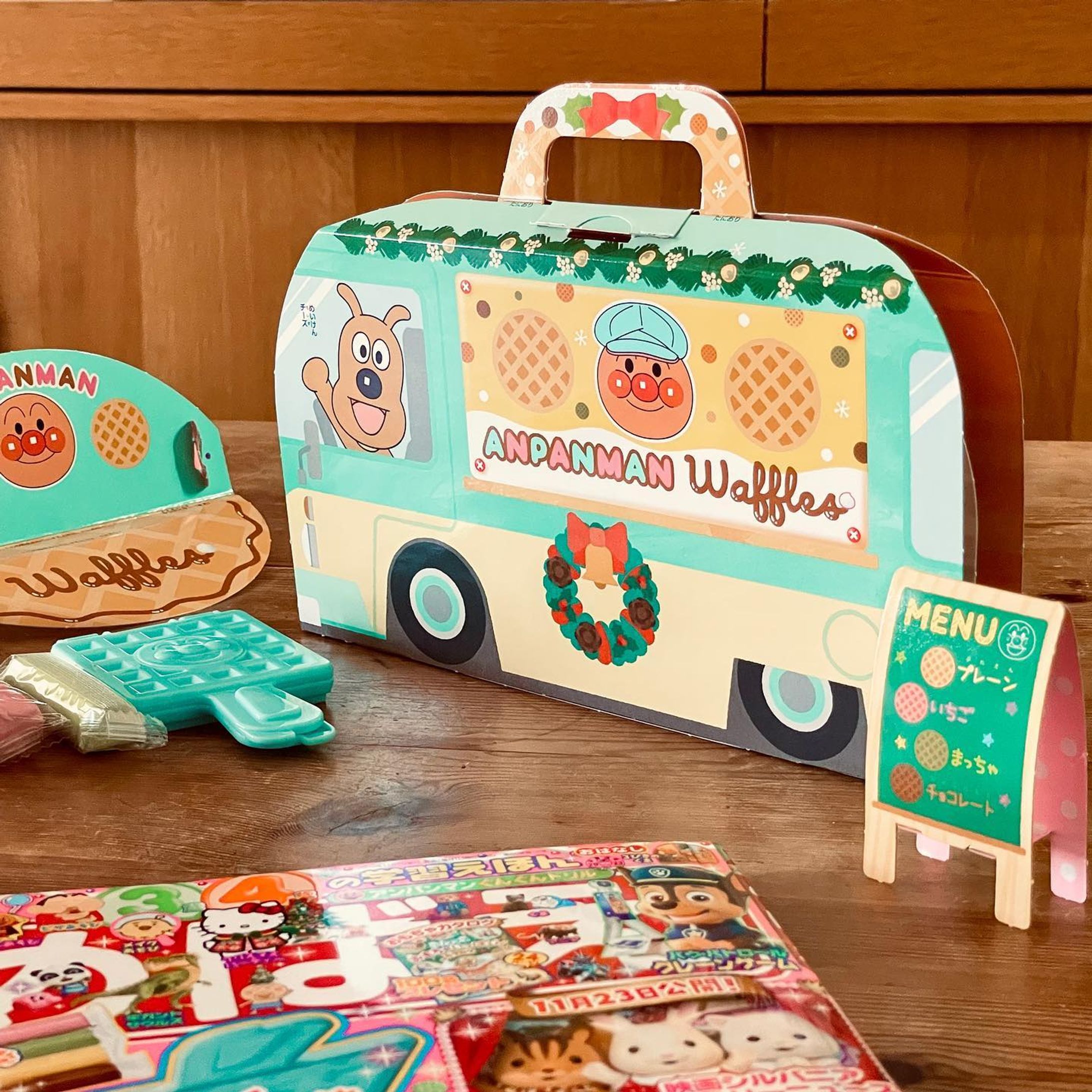 \ WORK /
小学館『めばえ』12月号ふろく
「アンパンマン ねんどワッフルやさん」のイラストを担当しました！🧇✨キッチンカーの外面や内面、調理道具、トッピングをクリスマス装飾で描いています🎄
キッチンカーを組み立ててワッフル屋さんをオープン‼️ 1歳半の息子と一緒に、はさんでギュッ！っとワッフル作りを楽しみました((☺️))

(※アンパンマン キャラクター以外の背景やアイテムのイラストを担当しています)
.
.
.
#小学館 #めばえ #ふろく #付録 #アンパンマン #ワッフル #キッチンカー #移動販売車 #ロシトロカ #lositoloca-1