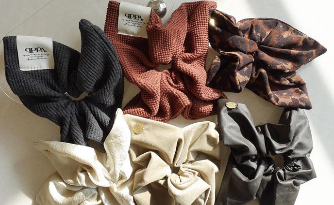 秋のスクエアビッグシュシュ9.16（fri）発売スタート！

✦ ✦ ✦ ✦ ✦ ✦ ✦ ✦ ✦ ✦ ✦ ✦ ✦ ✦ ✦

〰️𝑸 𝑷 𝑷 𝑨®︎ キュッパ〰️
𓇼𝑯𝒂𝒊𝒓 𝒄𝒂𝒓𝒆 𝒂𝒄𝒄𝒆𝒔𝒔𝒐𝒓𝒊𝒆𝒔湘南茅ヶ崎

🌿日々のビューティケアをおしゃれにラクにhappyに

҉  着せ替えワイヤーターバン
҉  国産洗えるシルクのナイトキャップ
҉  スクエアシュシュetc...

♥ 大人の身だしなみを簡単に整える
♥ 時短でおしゃれしたい方
♥ 使い心地の良いヘアアクセサリー
♥お子様用ナイトキャップをお探しの方
♥ 上質で永く使えるモノが良い
♥ 少し変わったプレゼントをお探しの方（プレゼント梱包無料です。）

🛒オンラインショップはプロフィールからご覧下さい。
🛍Creema＆minne で販売中
“QPPA®︎”で検索お願いします。

当店のナイトキャップは
兵庫県姫路市花田町上原田170-1
@emcafe
にてお取り扱いしております。

#秋新作 #秋冬 #シュシュ #ヘアケアグッズ #時短ヘアアレンジ #美髪 #ミニマルライフ#creema#minne#時短おしゃれ#大人の身だしなみ#スクエアシュシュ #不器用 #湘南 #茅ヶ崎