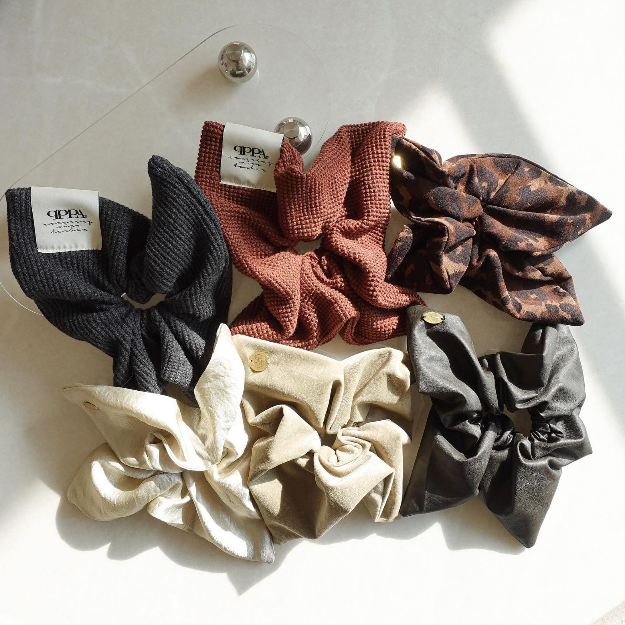 秋のスクエアビッグシュシュ9.16（fri）発売スタート！

✦ ✦ ✦ ✦ ✦ ✦ ✦ ✦ ✦ ✦ ✦ ✦ ✦ ✦ ✦

〰️𝑸 𝑷 𝑷 𝑨®︎ キュッパ〰️
𓇼𝑯𝒂𝒊𝒓 𝒄𝒂𝒓𝒆 𝒂𝒄𝒄𝒆𝒔𝒔𝒐𝒓𝒊𝒆𝒔湘南茅ヶ崎

🌿日々のビューティケアをおしゃれにラクにhappyに

҉  着せ替えワイヤーターバン
҉  国産洗えるシルクのナイトキャップ
҉  スクエアシュシュetc...

♥ 大人の身だしなみを簡単に整える
♥ 時短でおしゃれしたい方
♥ 使い心地の良いヘアアクセサリー
♥お子様用ナイトキャップをお探しの方
♥ 上質で永く使えるモノが良い
♥ 少し変わったプレゼントをお探しの方（プレゼント梱包無料です。）

🛒オンラインショップはプロフィールからご覧下さい。
🛍Creema＆minne で販売中
“QPPA®︎”で検索お願いします。

当店のナイトキャップは
兵庫県姫路市花田町上原田170-1
@emcafe
にてお取り扱いしております。

#秋新作 #秋冬 #シュシュ #ヘアケアグッズ #時短ヘアアレンジ #美髪 #ミニマルライフ#creema#minne#時短おしゃれ#大人の身だしなみ#スクエアシュシュ #不器用 #湘南 #茅ヶ崎-1