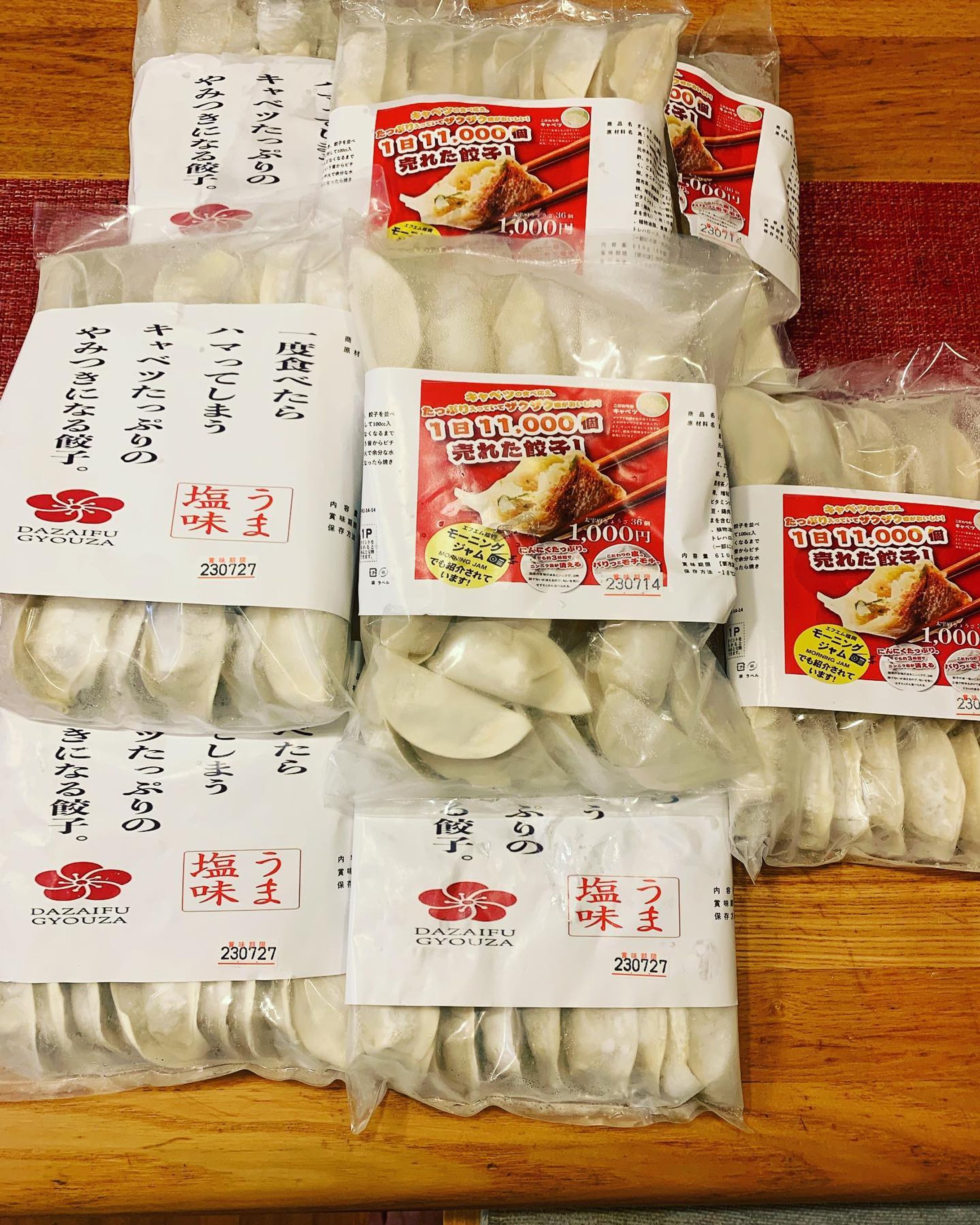 一度食べたらハマってしまうキャベツたっぷりのやみつきになる餃子。太宰府餃子六九。FM福岡モーニングジャムでも紹介された商品で、3時間でにんにく臭が消えるんだそうです。冷凍で届くのでまた焼いたら、アップします。
--------|-|--|----|-------
太宰府餃子六九
福岡県内で店舗販売と全国EC展開されております、またふるさと納税でもお買い求め頂けます。よろしくお願いします。
BASE
https://replays.thebase.in/
amazonや楽天市場でも売ってます。
Instagramはこちら↓
@dazaifugyouzaroku 

--------------------------1