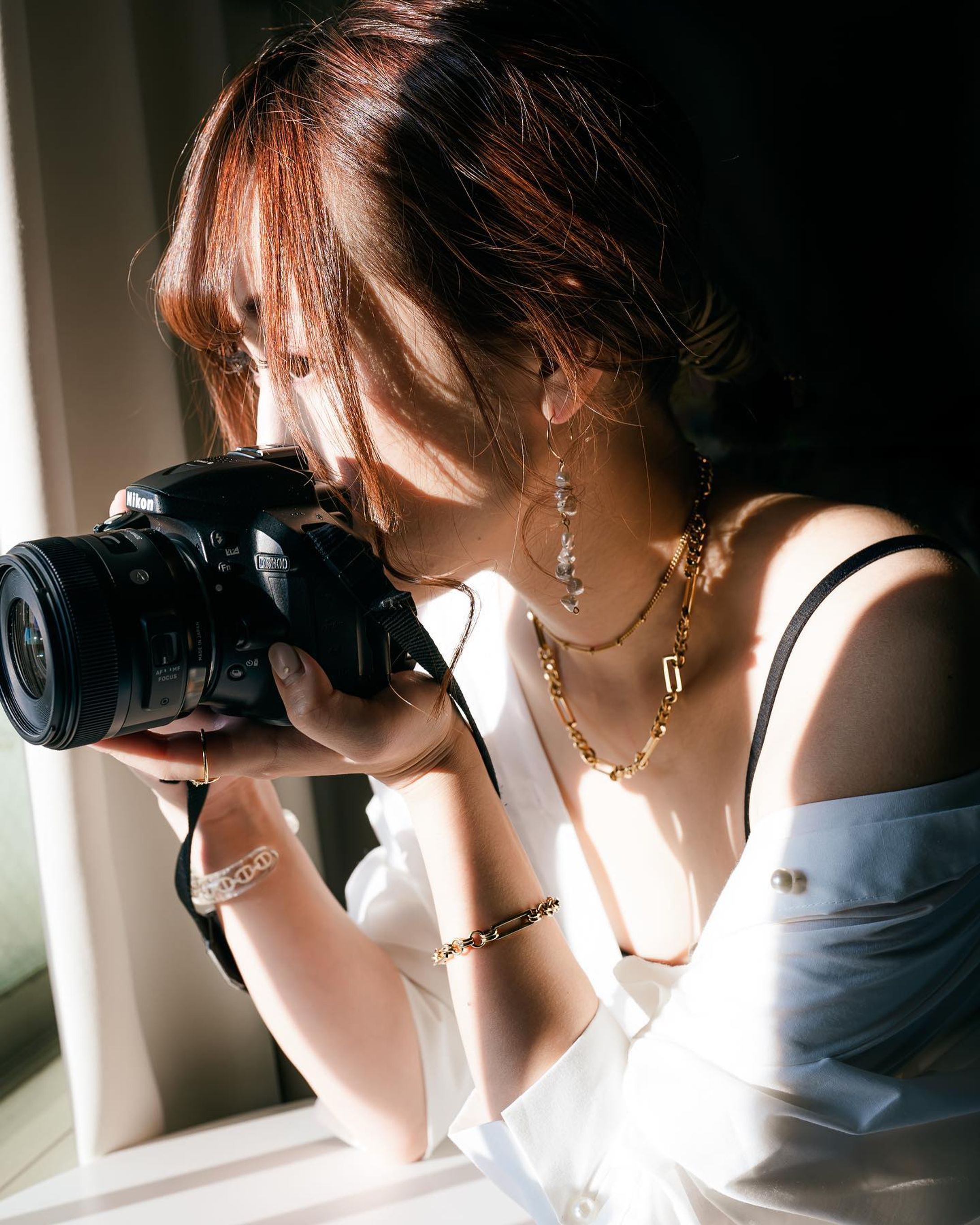 #shooting
.
初代Nikon。
.
愛着があるので大事にとってあるのです𓂃
.
今のカメラに比べるともはやつまようじレベルの軽さに感じる(レンズが重すぎる)
.
この日はブレスレットもネックレスも北欧のジュエリーブランド @marcmirren ❤︎
.
ブレスレットとリングは前からつけてるんだけど、新しくお迎えした二つのネックレス、まるでセットみたいでしょ？🥺

この短い方のオーブチョーカー、31センチからつけられるの。
アジャスターがついてて7センチまで長く調節もできるんだけど

チョーカー使い勝手がいいし、31センチからつけられるタイプあまりないから即決だった💖

あとチョーカーって少し存在感のある太さがほしいけど

全部18金の素材のものとなるとなかなかいいお値段になってしまうので

ステンレススチールで作られてる @marcmirren は手に取りやすい🙆‍♀️

長い方は前からつけてるブレスレットとお揃いのもの。

セットでつけられるとテンション上がって嬉しい💖

しかしこのチョーカー、
襟の詰まったお洋服でもつけやすいし
使いやすすぎる🥺

しかも今全部20%オフキャンペーン中なのに、
さらにそこから5%オフになるクーポンもらったから是非使って🥺

クーポンコード 【sayaka87hana】
2022-1-31まで❤︎

あと送料無料だし30日以内の返品交換無料がすごい😩

他にも欲しいリングがあって迷っている・・・

#marcmirren #creativeclassicsbymm #マークミレン #北欧ジュエリー #プロモーション-1