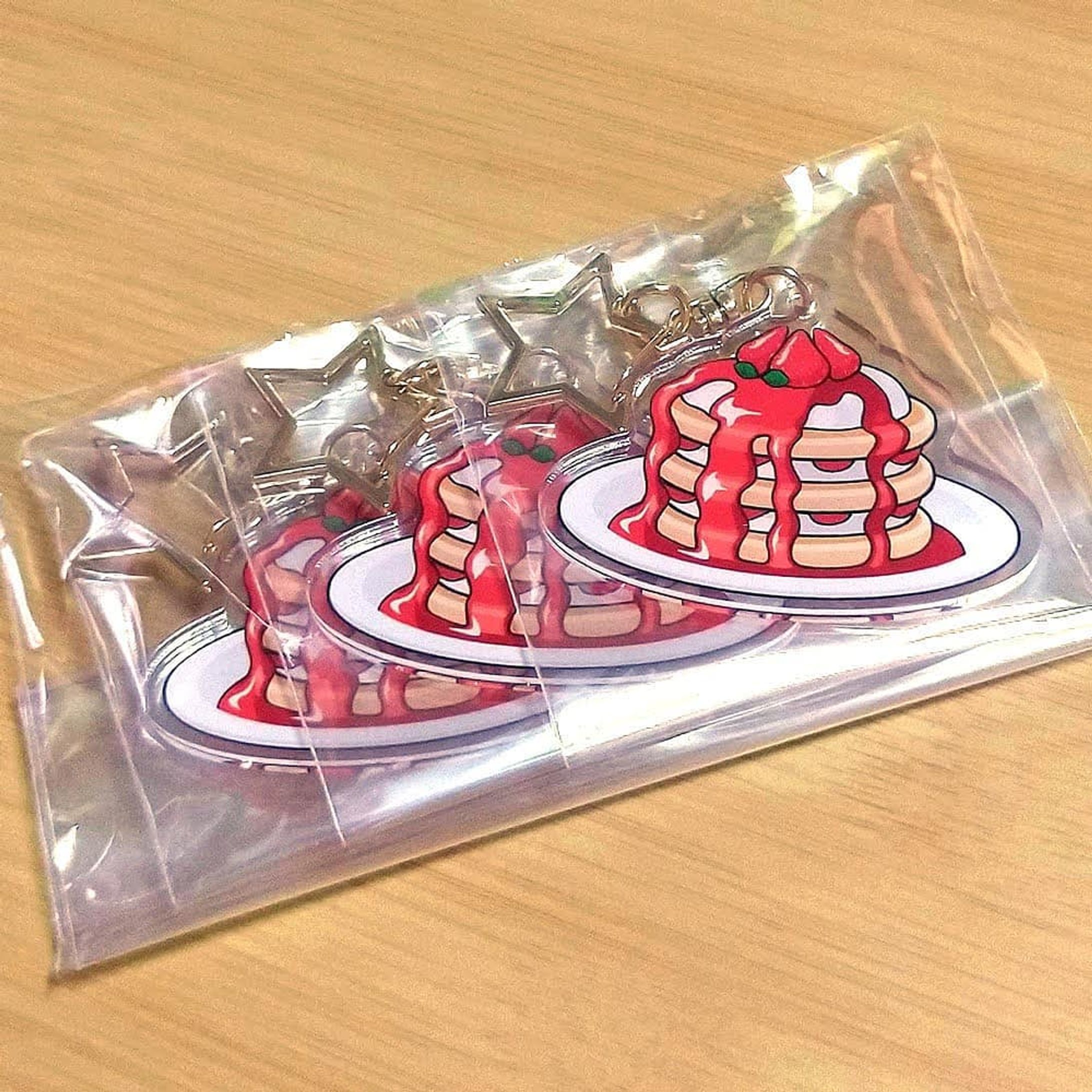 いちごソースパンケーキのアクリルキーホルダー.
. 
いつもホワイトのアクリルキーホルダーを作ってますが今回初めてクリアアクリルで作ってみました！
この絵柄とカラーリングにはクリアが合いますね⭐️.
.
#イラスト #illustration #絵 #お絵描き #picture #デザイン #design #アート #art #グッズ #goods #キーホルダー #アクリルキーホルダー #アクキー #keyring #keychain #パンケーキ #pancake #ホットケーキ #洋菓子 #お菓子 #スイーツ #スィーツ #スイーツイラスト #スィーツイラスト #sweets-1