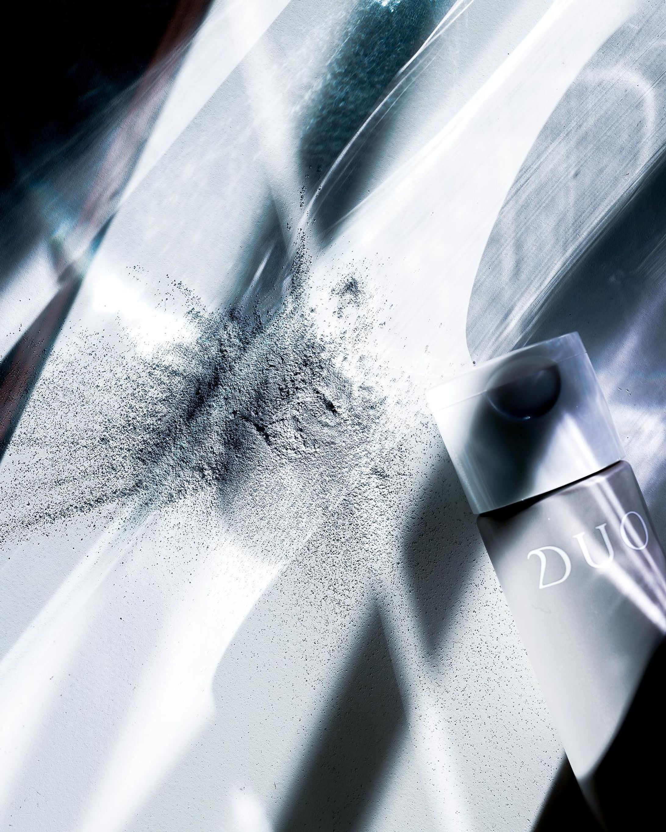 DUO続け中🥺💖

ついにDUOから出た洗顔パウダー
デュオ　ザ　ウォッシュ　ブラックR

酵素や炭、クレイの力で黒ずみやザラつきにアプローチ。
洗い上がりもすっきりするけどつっぱらなくて、私はすごくお気に入り。

今まで使ってこなかったDUO、これからはガシガシ使う・・！

定期コース、なんと回数の縛りがないんだけど
公式限定で初回1650円(送料無料)💖
２回目以降も20%オフなのでお得な定期コースを是非チェックして💖

公式限定なのでURLはストーリーとハイライトのせときます💁‍♀️

毛穴悩み、角栓、黒ずみ悩みの方は
是非使い続けてみて💖

#愛用品
#酵素洗顔パウダー #酵素洗顔 #酵素洗顔パウダーオススメ #洗顔 #スキンケアマニア #アラサースキンケア #エイジングケア #プロモーション #30代スキンケア #30代コーデ #30代メイク #mamagirl #女の子ママ #美白ケア #duo #duo洗顔パウダー #毛穴レス #毛穴レス肌-1