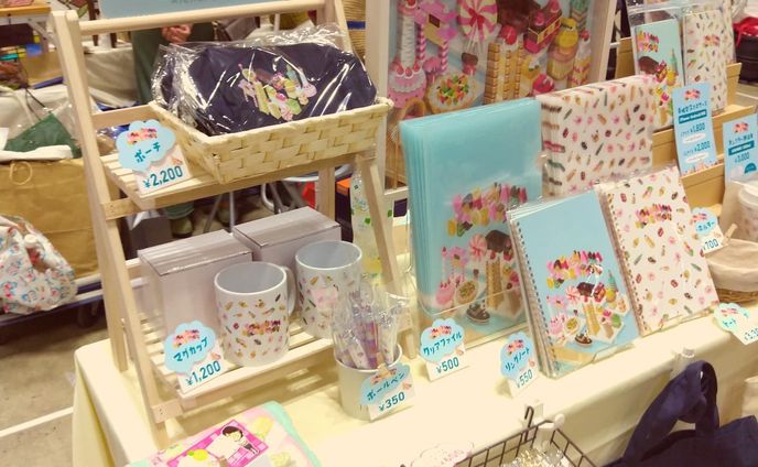 ヨコハマハンドメイドマルシェ無事終了！
お立ち寄り・お買い上げいただいた皆様本当にありがとうございました✨
再来訪で購入された方や、HPでお品書き見て絶対来るって決めてたんです～と言って購入してくださった方など素敵な出会いがたくさんあって充実した2日間になりました(*´∀｀*)
搬入搬出の手伝いやら車で送り迎えやら色々手伝ってくれた旦那氏にも頭が上がらない🤣.
.
自分のオリジナルのグッズを販売する夢がちょっとずつ現実になり始めてきていて嬉しいですね！
次は来年デザフェスに初挑戦の予定です！(来年あるよね？w).
.
改めまして2日間ありがとうございました✨✨.
.
なおずっと座り仕事の奴が数年ぶりに立ちっぱなしでいると、1日で下半身の関節と筋肉がすべて崩壊しますww.
.
#ヨコハマハンドメイドマルシェ #ヨコハマハンドメイドマルシェ秋 #ハンドメイドマルシェ #ハンドメイド #展示会 #横浜 #yokohama #ヨコハマ #みなとみらい #パシフィコ横浜 #パシ横 #グッズ #物販 #スイーツ #スイーツイラスト #sweets #イラスト #illustration #絵 #お絵描き #picture #デザイン #design #アート #art #クリエイター #デザイナー #グラフィックデザイナー #イラストレーター #イラストレーターさんと繋がりたい