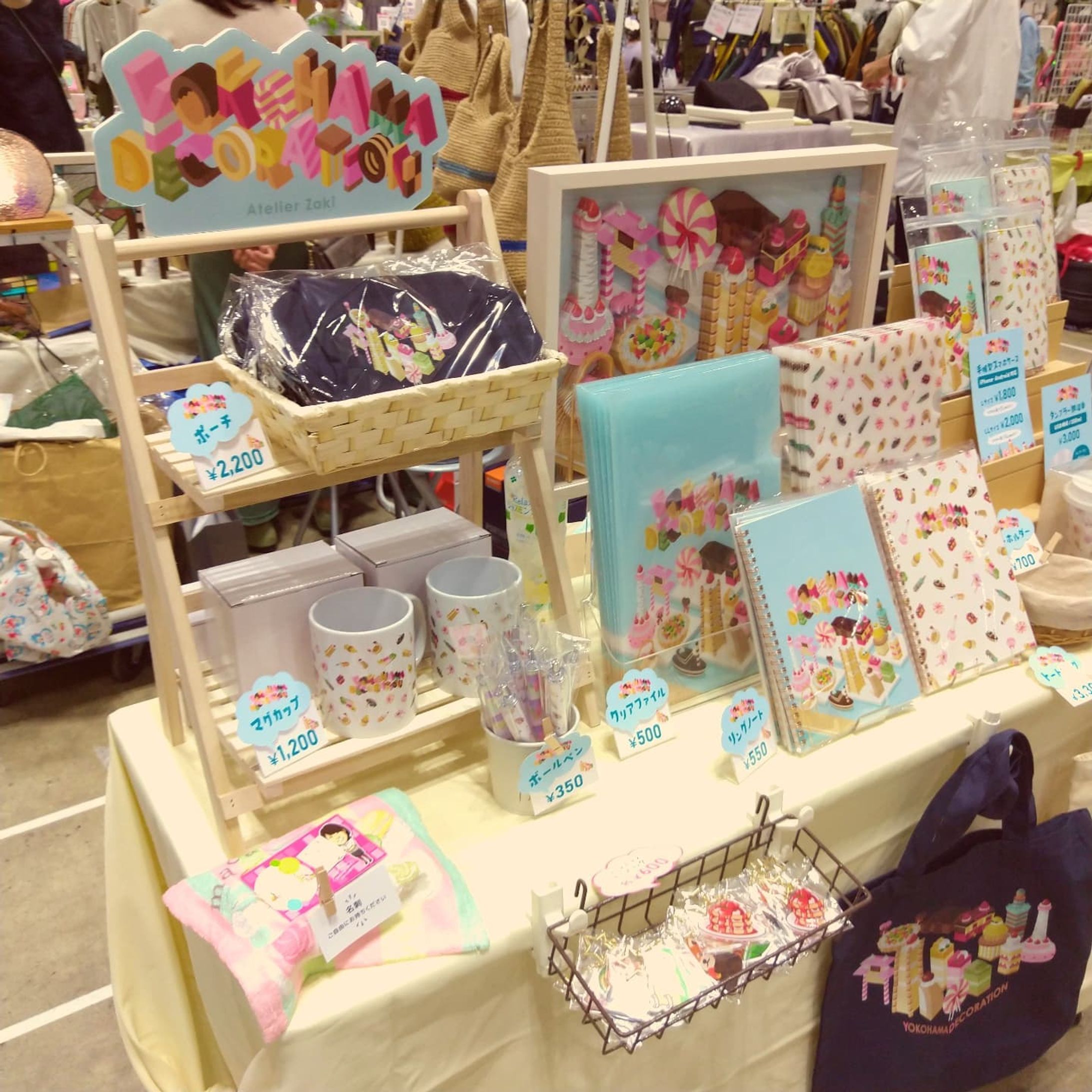 ヨコハマハンドメイドマルシェ無事終了！
お立ち寄り・お買い上げいただいた皆様本当にありがとうございました✨
再来訪で購入された方や、HPでお品書き見て絶対来るって決めてたんです～と言って購入してくださった方など素敵な出会いがたくさんあって充実した2日間になりました(*´∀｀*)
搬入搬出の手伝いやら車で送り迎えやら色々手伝ってくれた旦那氏にも頭が上がらない🤣.
.
自分のオリジナルのグッズを販売する夢がちょっとずつ現実になり始めてきていて嬉しいですね！
次は来年デザフェスに初挑戦の予定です！(来年あるよね？w).
.
改めまして2日間ありがとうございました✨✨.
.
なおずっと座り仕事の奴が数年ぶりに立ちっぱなしでいると、1日で下半身の関節と筋肉がすべて崩壊しますww.
.
#ヨコハマハンドメイドマルシェ #ヨコハマハンドメイドマルシェ秋 #ハンドメイドマルシェ #ハンドメイド #展示会 #横浜 #yokohama #ヨコハマ #みなとみらい #パシフィコ横浜 #パシ横 #グッズ #物販 #スイーツ #スイーツイラスト #sweets #イラスト #illustration #絵 #お絵描き #picture #デザイン #design #アート #art #クリエイター #デザイナー #グラフィックデザイナー #イラストレーター #イラストレーターさんと繋がりたい-1