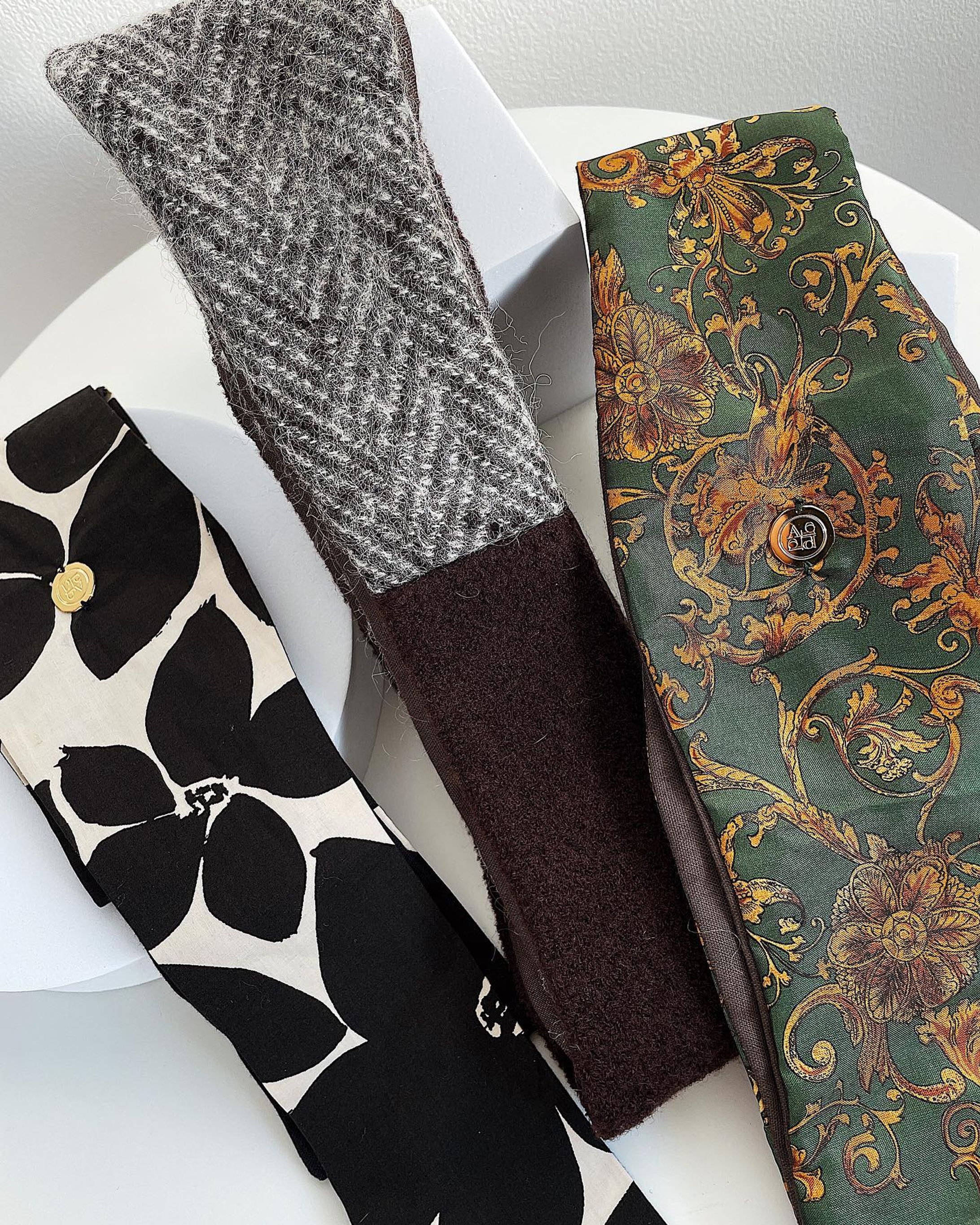 人気のQPPA®︎カバー

ブラック×ホワイトの柄は毎回好評いただいており、今回のデザインは大柄のお花で使いやすくなっています♪

冬にイヤーマフラー代わりとしても人気のボア。ツイードとのバイカラーで2回捻ると違う表情になりコーデにより巻き方で遊んでいただけます＾＾

チェーン柄はホワイトもございます🤍

ターバンのご購入は
🔸以下のInstagramプロフィールリンク
@qppa.ii
@ii_mnm_lp

🔸Creema 🔎QPPAで出てきます
🔸minne 🔎QPPAで出てきます
💌ご購入方法が分からない場合はDMにてお尋ね下さい♡

.
.
.
.

#ターバン#キュッパ #着せ替えターバン#エスニック  #popupshop  #着せ替えターバン #日本製 #madeinjapan  #ターバンアレンジ #ターバンヘア #ターバンコーデ #ヘアアレンジ #ヘアアクセサリー #ヘアアクセ #ヘアバンド#海-1