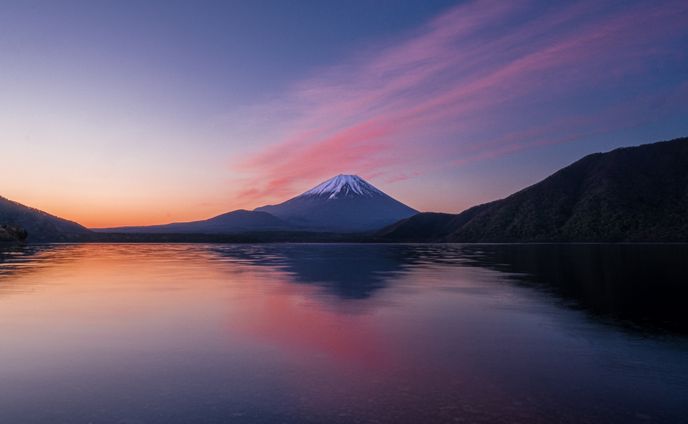 本栖湖の朝焼け 地元写真家がいちばん見せたい にっぽんの絶景