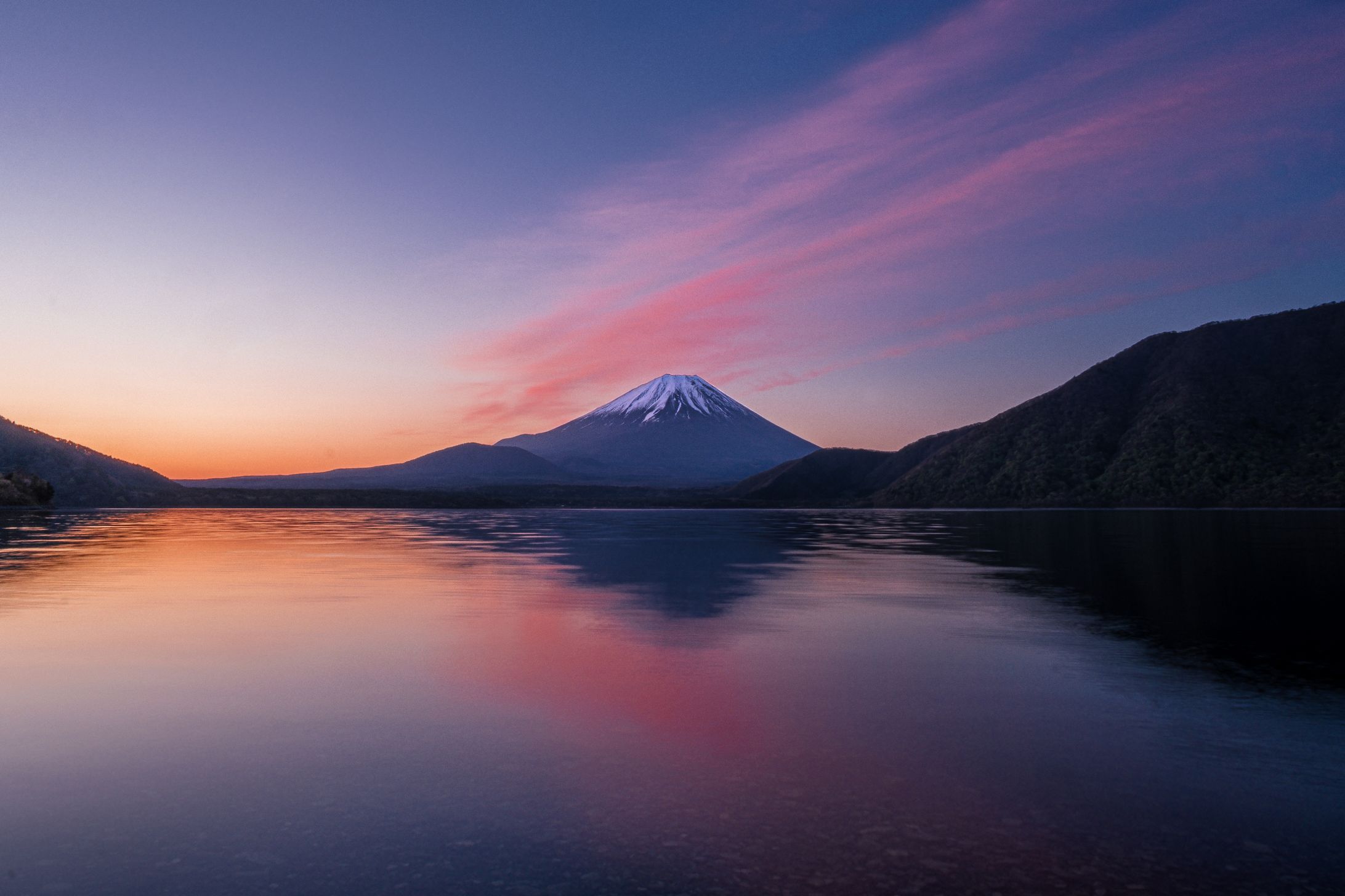 本栖湖の朝焼け 地元写真家がいちばん見せたい にっぽんの絶景-1