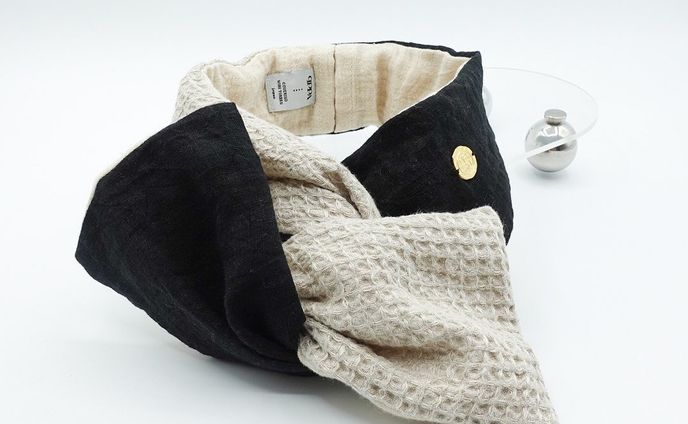 𝒘𝒂𝒇𝒇𝒍𝒆 𝒍𝒊𝒏𝒆𝒏 𝒃𝒊-𝒄𝒐𝒍𝒐𝒓🤍🖤

※時期によりチャームのデザインが
少し変更する場合がございます。 
ご理解の程宜しくお願い致します。

麻100%で作られた、ナチュラル感たっぷりのリネンワッフルとリネンブラックのバイカラー。

直接お肌に触れる裏地には、
先染めワッシャーガーゼを使用し、
優しい使い心地で上質なカバーになっています。
産後の方へのプレゼントにもお喜びいただけそうです。

たっぷりの生地を使用したWワイド幅。

夏はナチュラルなロンパースやワンピースなどに。

秋冬は綺麗めやナチュラルカラーのコート、
vintageスタイルに合わせても
素敵だと思います。

2回捻ると、ワッフル生地の方にブラックリネンが来たり、お団子巻きの時はどちらのカラーを前面に持ってくるかで
印象を変えることができる更に便利な一面も◎

サイドはQPPA®︎オリジナルチャームがキラッと光り高級感をプラスしています。

✦ ✦ ✦ ✦ ✦ ✦ ✦ ✦ ✦ ✦ ✦ ✦ ✦ ✦ ✦

〰️𝑸 𝑷 𝑷 𝑨®︎ キュッパ〰️
𓇼𝑯𝒂𝒊𝒓 𝒄𝒂𝒓𝒆 𝒂𝒄𝒄𝒆𝒔𝒔𝒐𝒓𝒊𝒆𝒔湘南茅ヶ崎

🌿日々のビューティケアをおしゃれにラクにhappyに

҉  着せ替えワイヤーターバン
҉  国産洗えるシルクのナイトキャップ
҉  スクエアシュシュ・吸水ガーゼシュシュetc...

♥ 大人の身だしなみを簡単に整える
♥ 時短でおしゃれしたい方
♥ 使い心地の良いヘアアクセサリー
♥お子様用ナイトキャップをお探しの方
♥ 上質で永く使えるモノが良い
♥ 少し変わったプレゼントをお探しの方（プレゼント梱包無料です。）

🛒オンラインショップはプロフィールからご覧下さい。
🛍Creema＆minne で販売中
“QPPA®︎”で検索お願いします。

当店のナイトキャップは
兵庫県姫路市花田町上原田170-1
@emcafe
にてお取り扱いしております。

 ✦ ✦ ✦ ✦ ✦ ✦ ✦ ✦ ✦ ✦ ✦ ✦ ✦ ✦ #キュッパ #着せ替えターバン  #ヨガ#ターバンアレンジ #ターバン #ターバンヘア #ターバンコーデ #ヘアアレンジ #ヘアアクセサリー #ヘアアクセ #ヘアバンド#海 #湘南スタイル  #茅ヶ崎 #ヘアケアグッズ #時短ヘアアレンジ #ワイヤーターバン #ミニマルライフ#creema#minne#時短おしゃれ#大人の身だしなみ#ナイトキャップ#お子様ナイトキャップ#時短#コスパ#ヘアケア #shonan#shonanlife#shonan_time