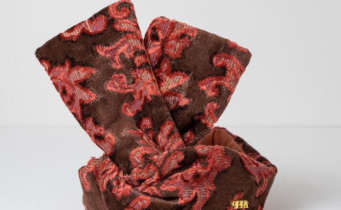 【damask velvet mauve pink】

▪️ひと目見て惚れ込んでしまう、
主役級のカバー。

地味になりがちな冬コーデが
一気に華やかなになるカバーです。

冬のコーデはアウターを着てしまうと
どうしても地味になりがち。
そんなお悩みを解決してくれる1枚です。

モーヴピンクがお顔周りをパッと
明るくしてくれる、素敵なお色味です。
裏地の国産ガーゼも表生地に合わせて、
サンゴのようなピンクを選びました。

大胆にあしらわれ立体感のあるダマスク柄が
華やかなカバーですが、
レトロなダマスク柄なので派手すぎない
落ち着いた印象にも◎

中厚手で手触りも良く品あるお色味と
ゴールドのチャームの相性が抜群✨
程よいハリ感もあり、形も作りやすいです。
色違いでネイビーのご用意もございます。

ネイビー、ブラック、ベージュ、ホワイト、
ブラウンなどのコートにはもちろん、
ベロア素材のお洋服との相性も抜群です。
パーティーやお出かけにも映える
一枚になっています。

#キセカエワイヤーターバン#着せ替え #たーばん #ヘアバンド #ワイヤーターバン #湘南 #茅ヶ崎 #ターバンヘア #デニムリメイク #リメイクターバン #モーヴピンク #ダマスク柄 #ベルベット #小顔効果抜群 #小顔効果 #イヤーマフラー #イヤマフ