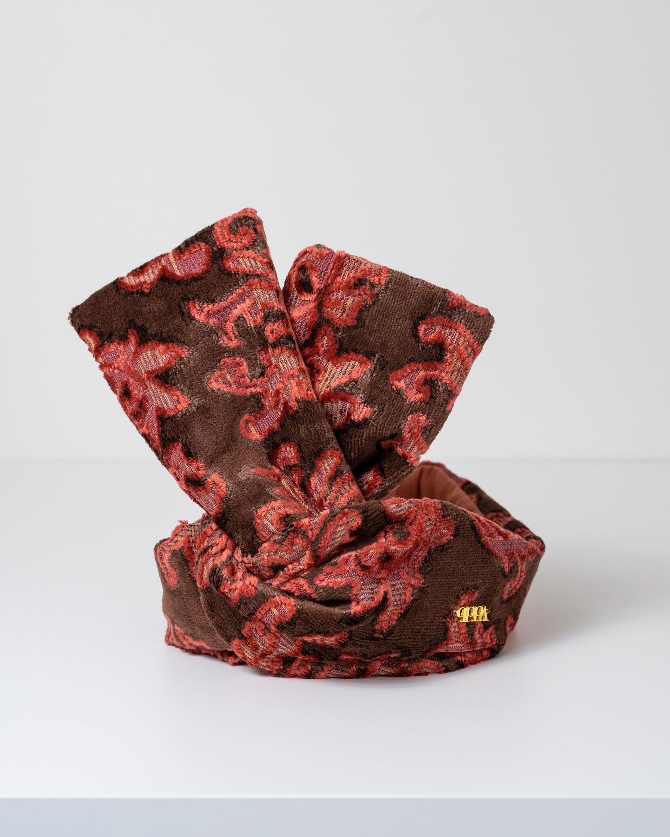 【damask velvet mauve pink】

▪️ひと目見て惚れ込んでしまう、
主役級のカバー。

地味になりがちな冬コーデが
一気に華やかなになるカバーです。

冬のコーデはアウターを着てしまうと
どうしても地味になりがち。
そんなお悩みを解決してくれる1枚です。

モーヴピンクがお顔周りをパッと
明るくしてくれる、素敵なお色味です。
裏地の国産ガーゼも表生地に合わせて、
サンゴのようなピンクを選びました。

大胆にあしらわれ立体感のあるダマスク柄が
華やかなカバーですが、
レトロなダマスク柄なので派手すぎない
落ち着いた印象にも◎

中厚手で手触りも良く品あるお色味と
ゴールドのチャームの相性が抜群✨
程よいハリ感もあり、形も作りやすいです。
色違いでネイビーのご用意もございます。

ネイビー、ブラック、ベージュ、ホワイト、
ブラウンなどのコートにはもちろん、
ベロア素材のお洋服との相性も抜群です。
パーティーやお出かけにも映える
一枚になっています。

#キセカエワイヤーターバン#着せ替え #たーばん #ヘアバンド #ワイヤーターバン #湘南 #茅ヶ崎 #ターバンヘア #デニムリメイク #リメイクターバン #モーヴピンク #ダマスク柄 #ベルベット #小顔効果抜群 #小顔効果 #イヤーマフラー #イヤマフ-1