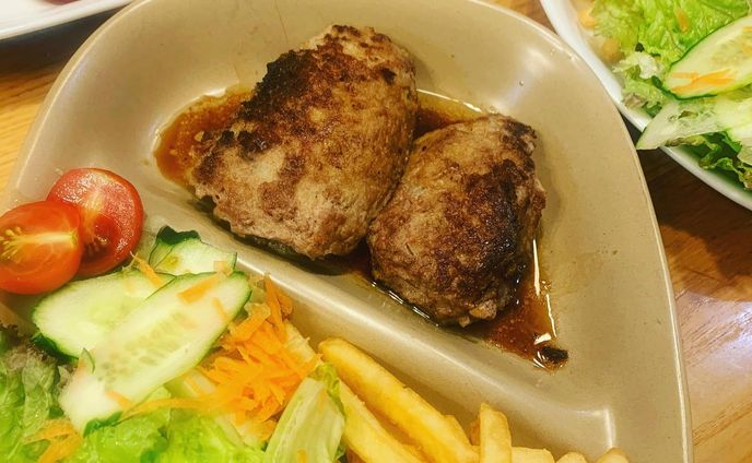 本日はハンバーグプレートにしました。
#ハンバーグ
#ポテト
#サラダ