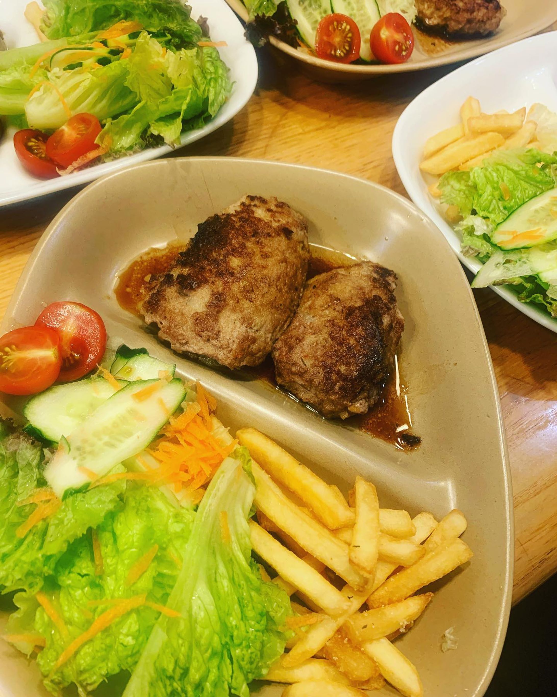 本日はハンバーグプレートにしました。
#ハンバーグ
#ポテト
#サラダ-1