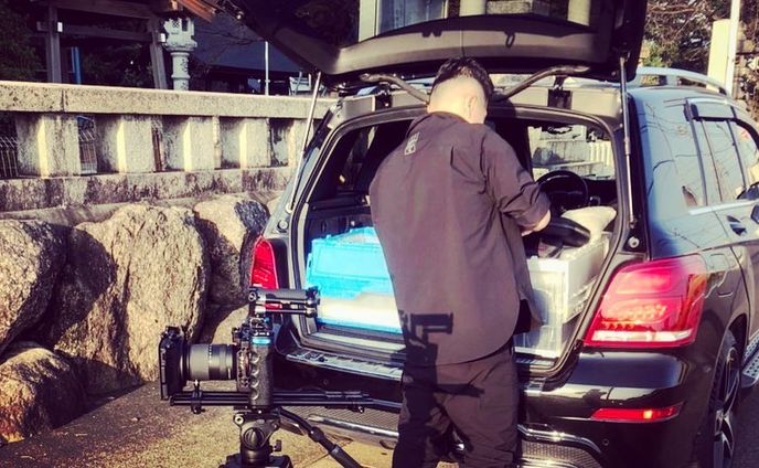 故郷の役場に勤める友人からの依頼で、町の記録映像撮影をしました！
故郷、丹羽郡大口町は田んぼだらけの田舎。今の時期は稲刈り繁忙期で、黄金のように光り輝く田園夕景と役場の努力でやっと町内を走るバスを撮影して欲しい！と。
高齢化が進み大口町もお年寄りが多い。バスが町を巡るのは町民の皆さんの希望でした。
でも故郷の街並みも時代と共に変わる。土地が沢山あることから、今、工場や倉庫がどんどん建設され、自分の記憶に残る故郷の様子からだいぶ変わっていた💦

これからも変わりゆく町。せめて今ののどかで豊かな夕景を町として記録しておきたいと友人たってのお願いでした！

生まれ育った故郷の記録、これからもしていきたいと思います。