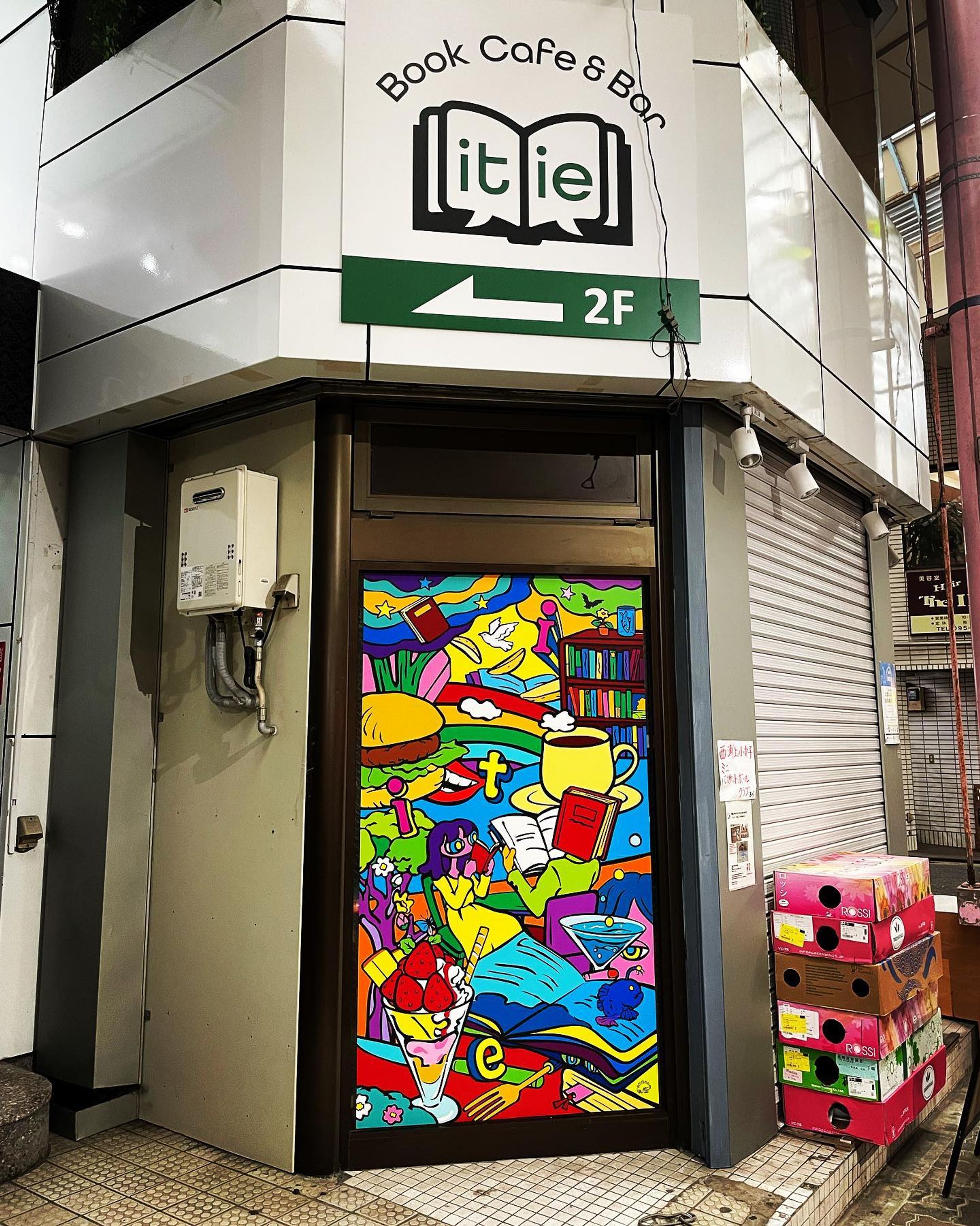 本日 @itie_book.cafe.bar さんにウォールアートを納品いたしました📚🌟

itieさんをイメージするモチーフを取り入れながらCHEBLOらしい作品をというご依頼で、とても自由に制作させていただきました🥰🌈

素材は吸着ターポリンで、日々のお手入れもしやすく、取外した時もあとが残らないようにしています🙆‍♀️

気に入っていただけてとっても嬉しかったです😊❗️

itieさんとともに親しまれる、住吉商店街のランドマークとなれば幸いです🏰

お見かけの際は是非お写真を🤳

〜〜〜〜〜〜〜〜

8月はitie×CHEBLO
夏休みワークショップ開催します🙌
詳細は近日発表です😳

〜〜〜〜〜〜〜〜
#bookcafebaritie #bookcafe #illustration #illust #illustrator #イラスト #イラストレーター #CHEBLO #itie #イベント #ブックカフェ #本 #長崎市住吉町 #workshop #event #長崎夏休みワークショップ-1