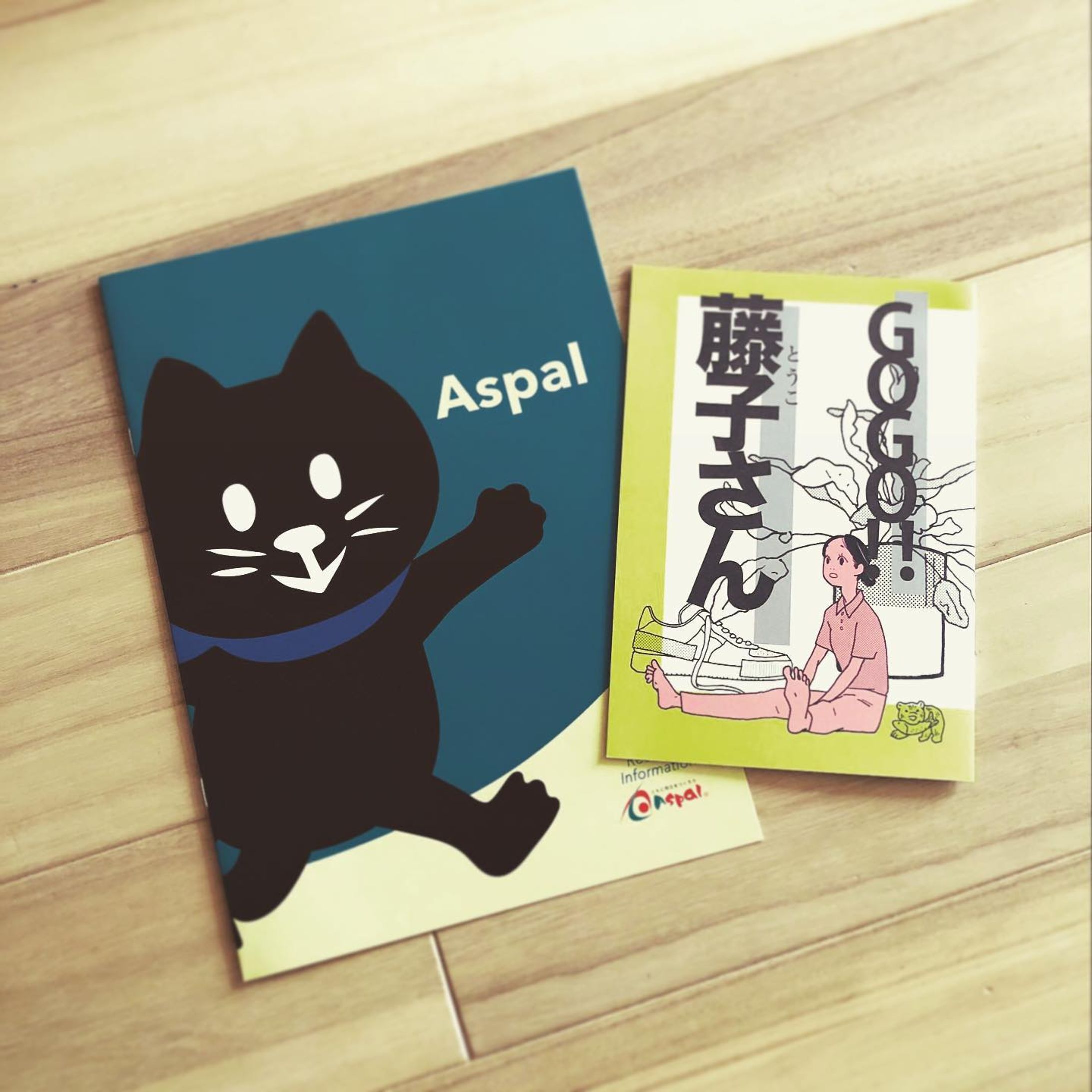🏄‍♂️この夏のCHEBLO その②🏄‍♂️
﻿
﻿
★株式会社 アスパル様 リクルートパンフレット★﻿ ﻿
福岡で訪問介護事業を中心に行われている< 株式会社 アスパル >様のご依頼でリクルートパンフレットを制作させていただいました😌🌷﻿
﻿
これまでのとは全く違うものをとのご要望でしたので、表紙から中のスタッフ紹介等もすべてイラストでお送りしております🖍﻿
(表紙のネコはスタッフネコのエディさん(@edy_cat_japan )です)🐈 ﻿
また、兼ねてよりつくりたいと思っておられた「企業紹介マンガ」も、昔からの友人で現在イラストレーターとして国内外で活動をしている< minatuba(@minatuba11 ) >さんのお力を借りて、実現の運びとなりました😊🙌﻿
﻿
代表やスタッフの方々にも気に入っていただき、リクルートフェアでも他と違うテイストで多くの方にご注目いただいたとのことでした📙👀﻿
﻿
﻿
これから本格的な就活シーズンとなり、たくさんの方にお目に留まればと思っています💃💫﻿
﻿
﻿
マンガはHPでもご覧になれますので、ぜひ、﻿
【 アスパル  福岡 】で検索してみてください🔍﻿
﻿
﻿
#CHEBLO #minatuba #イラスト #デザイン #イラストレーター #アスパル #福岡 #訪問介護 #訪問介護事業所 #リクルート #就職 #illustration #design #illustrator-1