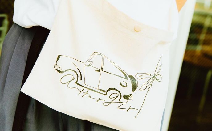 ［グッズデザイン］

サコッシュのイラストデザインしました！！こちらも空飛ぶ車がモチーフのものです◎

＃グラフィックデザイン ＃design #graphicdesign #グッズデザイン #バンドグッズ