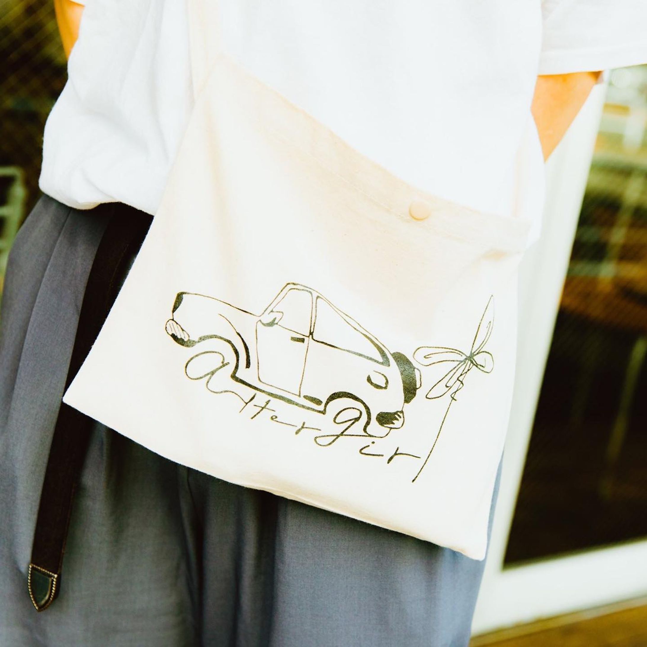 ［グッズデザイン］

サコッシュのイラストデザインしました！！こちらも空飛ぶ車がモチーフのものです◎

＃グラフィックデザイン ＃design #graphicdesign #グッズデザイン #バンドグッズ-1