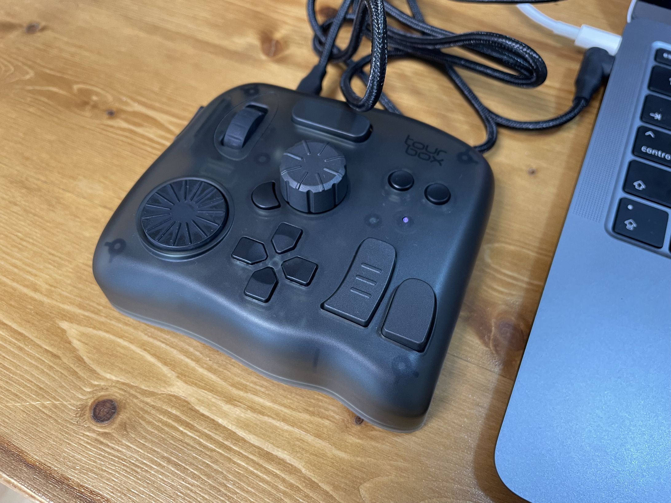 【TourBox Elite レビュー】全クリエイター必見！Bluetooth左手コントローラーを動画編集で使ってみた-1