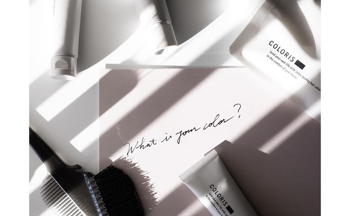 すっっごく良かったセルフヘアカラーを推したい。

@coloris_official 𓂃𓂂

気にはなってたんだけど、
セルフヘアカラーの記憶が中学の夏休みに自分で初染めした以降からアップデートされていなくて

なんとなく学生がやるものっていうイメージでいたアラサー世代で猛反省🙇‍♀️

進化がすごい！！！

まずカラーの選び方。
ウェブ診断で自分に合ったカラーを選んでいくんだけど、微妙なトーンの違いカラーの違いとか悩むよね。

それを、色んな質問に答えた後にケータイのインカメラで自分の顔で仕上がりイメージを直感的に見ながら決められるの。
これがマジで画期的だった・・・！

明るさとか色味を選ぶのにすごくよかった・・・！

で、実際染めてみて実感したけど、ウェブ診断のイメージ通りにちゃんと染まってる・・・！
進化すごい・・・！

あとね、色だけじゃなくて

一人ひとりの髪の状態もウェブで診断してくれる。

今の私に合わせて薬剤の量や強さの調整をしたカラー剤を届けてくれるから

染めたあと髪がキシキシしたりもせず。

育児と家事と仕事でバタバタの忙しさの中
好きな時間に自分で染められる手軽さだというのに

ほんとにサロンに行ったような満足感がありました・・！
進化がすごい・・・！

あとね、
@coloris_official で届くセットの中に小さなブックが付いていたんだけど

▫️大切なものがたくさんあって、自分と向き合う「余白」を持つことが難しい

▫️大切なものがたくさんある人に、
自分を愛する「余白」を届ける。

そんな一文があって。

なんだか、その言葉が
とってもとっても心の奥に届いて。

ひと休みする
アイデアが閃く
幸せを感じる
愛しいと思う

自分を豊かにしてくれるそういうものって、

一日の隙間隙間にある余白の中で感じたり、産み出されたりするもので

それは物理的な時間であったり

満たされることで生まれる気持ちの余裕であったり色々なんだけど

自分でセルフカラーをしてみて
トリートメントして
丁寧にスキンケアをして
髪を乾かして
髪が思ってた以上にきれいに染まって嬉しくなったその日の終わり

余白ってこういうのだなぁって
私は確かに実感しました。

歳を重ねて、
丁寧にいきることの意味とか大切さとかを考えることが増えたけど

自分が使っていくものは

こういう作り手さんの想いや決意が届くものがいいなぁと改めて。

デザインも、ブックも、文章も
付属しているひとつひとつがブレずに心に届いてきて

なんて素敵なブランドなのだろう・・！とリスペクトが止まらない私です。

ここまで読んでくれた方なら伝わってると信じたい。
激推しで激リピします。

#カラリス #COLORIS #colorispr #セルフカラー #ホームカラー #髪色チェンジ #秋支度 #ボブヘアー #イメチェン #ハンドメイド #ブツ撮りしてる人と繋がりたい #ブツ撮り #商品撮影 #女の子ママ #mamagirl  #写真好きな人と繋がりたい #置き画くら部