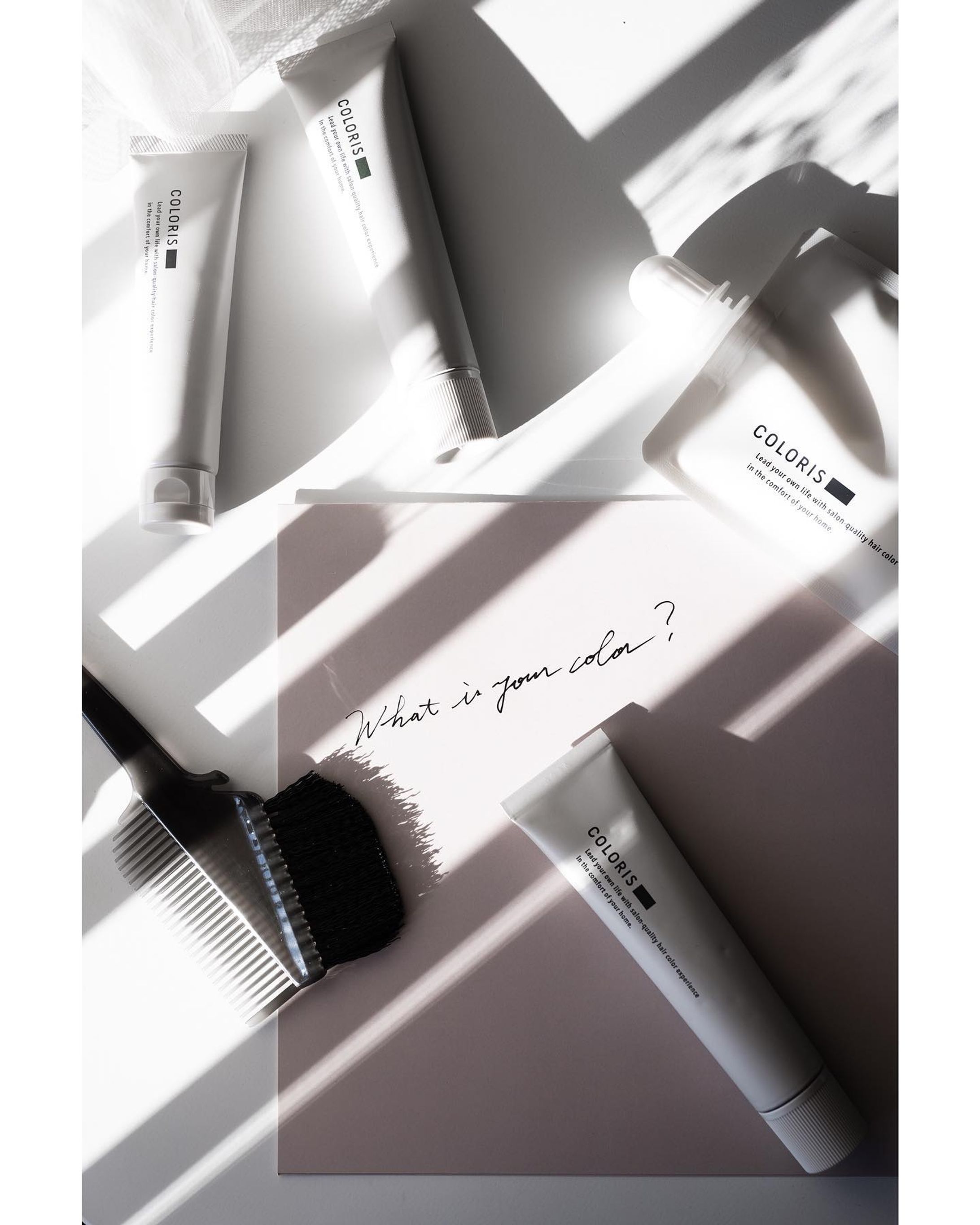 すっっごく良かったセルフヘアカラーを推したい。

@coloris_official 𓂃𓂂

気にはなってたんだけど、
セルフヘアカラーの記憶が中学の夏休みに自分で初染めした以降からアップデートされていなくて

なんとなく学生がやるものっていうイメージでいたアラサー世代で猛反省🙇‍♀️

進化がすごい！！！

まずカラーの選び方。
ウェブ診断で自分に合ったカラーを選んでいくんだけど、微妙なトーンの違いカラーの違いとか悩むよね。

それを、色んな質問に答えた後にケータイのインカメラで自分の顔で仕上がりイメージを直感的に見ながら決められるの。
これがマジで画期的だった・・・！

明るさとか色味を選ぶのにすごくよかった・・・！

で、実際染めてみて実感したけど、ウェブ診断のイメージ通りにちゃんと染まってる・・・！
進化すごい・・・！

あとね、色だけじゃなくて

一人ひとりの髪の状態もウェブで診断してくれる。

今の私に合わせて薬剤の量や強さの調整をしたカラー剤を届けてくれるから

染めたあと髪がキシキシしたりもせず。

育児と家事と仕事でバタバタの忙しさの中
好きな時間に自分で染められる手軽さだというのに

ほんとにサロンに行ったような満足感がありました・・！
進化がすごい・・・！

あとね、
@coloris_official で届くセットの中に小さなブックが付いていたんだけど

▫️大切なものがたくさんあって、自分と向き合う「余白」を持つことが難しい

▫️大切なものがたくさんある人に、
自分を愛する「余白」を届ける。

そんな一文があって。

なんだか、その言葉が
とってもとっても心の奥に届いて。

ひと休みする
アイデアが閃く
幸せを感じる
愛しいと思う

自分を豊かにしてくれるそういうものって、

一日の隙間隙間にある余白の中で感じたり、産み出されたりするもので

それは物理的な時間であったり

満たされることで生まれる気持ちの余裕であったり色々なんだけど

自分でセルフカラーをしてみて
トリートメントして
丁寧にスキンケアをして
髪を乾かして
髪が思ってた以上にきれいに染まって嬉しくなったその日の終わり

余白ってこういうのだなぁって
私は確かに実感しました。

歳を重ねて、
丁寧にいきることの意味とか大切さとかを考えることが増えたけど

自分が使っていくものは

こういう作り手さんの想いや決意が届くものがいいなぁと改めて。

デザインも、ブックも、文章も
付属しているひとつひとつがブレずに心に届いてきて

なんて素敵なブランドなのだろう・・！とリスペクトが止まらない私です。

ここまで読んでくれた方なら伝わってると信じたい。
激推しで激リピします。

#カラリス #COLORIS #colorispr #セルフカラー #ホームカラー #髪色チェンジ #秋支度 #ボブヘアー #イメチェン #ハンドメイド #ブツ撮りしてる人と繋がりたい #ブツ撮り #商品撮影 #女の子ママ #mamagirl  #写真好きな人と繋がりたい #置き画くら部-1