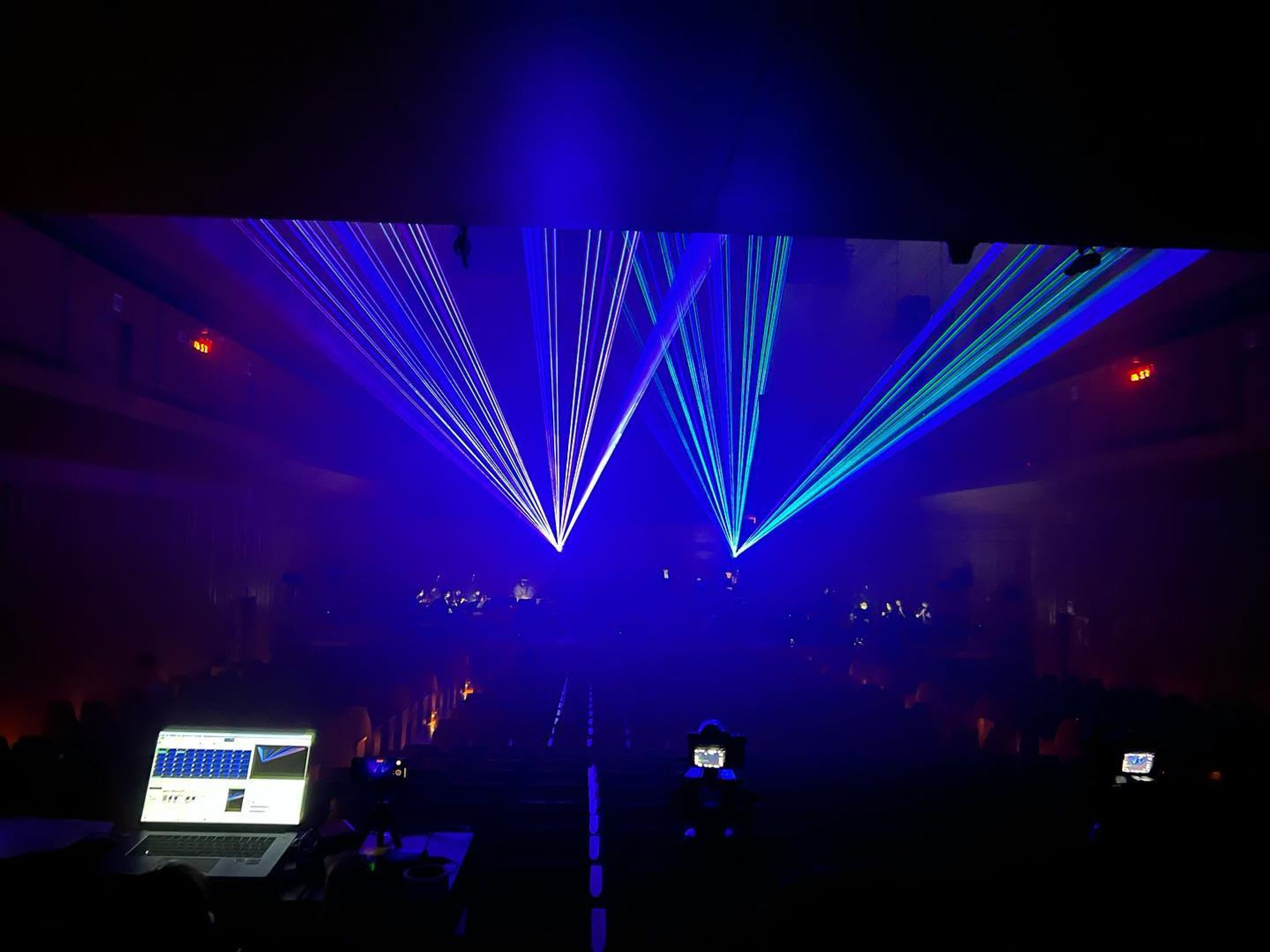 ･

Fox Capture Plan with Orchestra CARATORIUM
杉並公会堂公演
レーザー、総合演出を担当しました！
初自分で作ってオペ現場！

2幕よだかの星は完全にジョッキーでした~(よだかが羽ばたくレーザーわかったひといるかな)
･
これからも精進していきます！

@foxcaptureplan 
@caratorium 

･

🦊Fox Capture Planのバンドの皆様、お写真ありがとうございました🦊

#foxcaptureplan  #CARATORIUM #laser  #livemusic #jazz  #orchestra  #yitsu-1