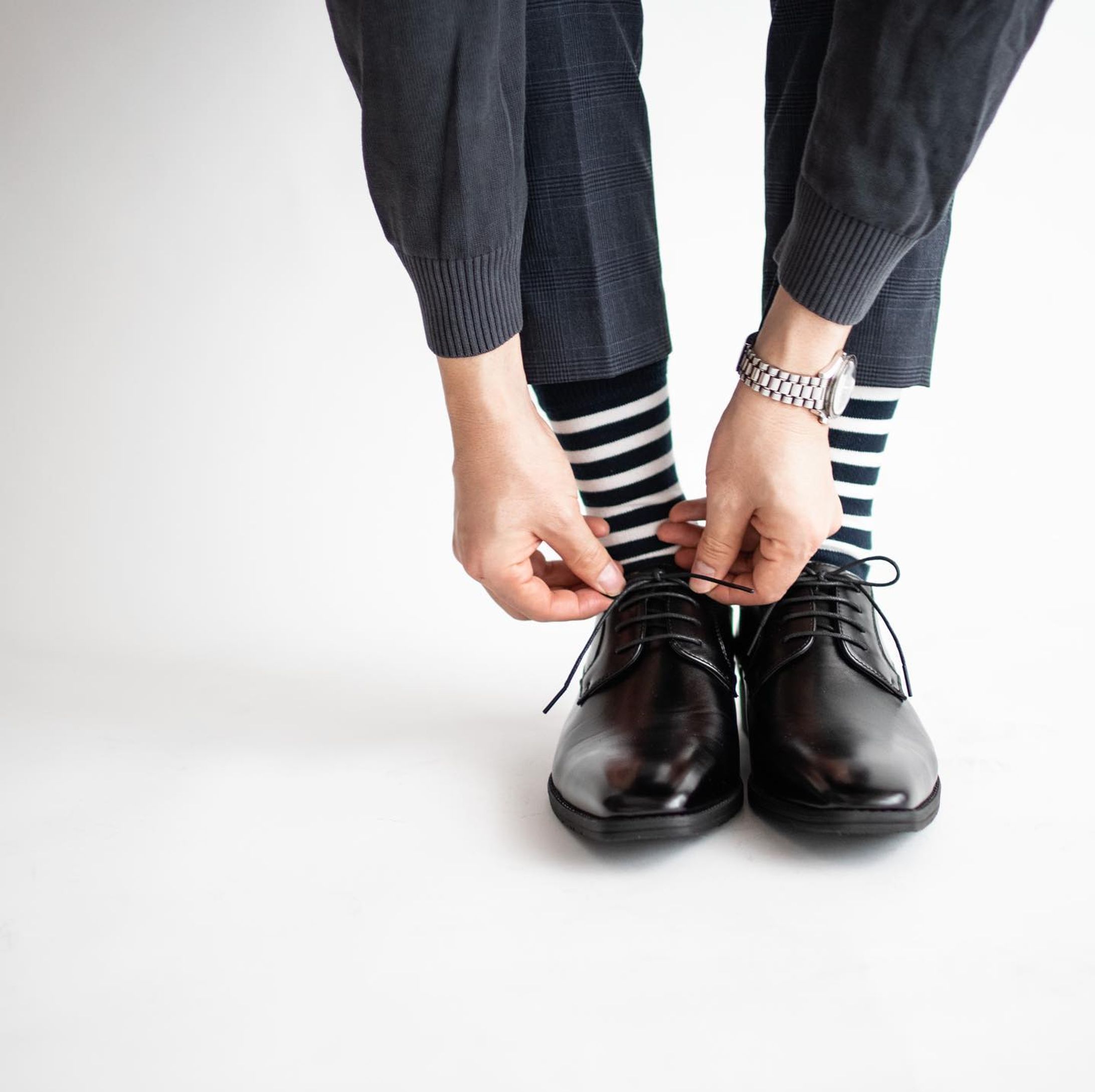 𖧷
𖧷𖧷𖧷
#パパファッション 𓂃𓂂﻿
.
年齢を重ねれば重ねるほど、足元に目がいくようになるのは何故だろう𓂃𓂂﻿
.
手元と足元、無意識にチェックしちゃう(仕事柄かもしれない)
.
わたし、こーいう革靴から覗く男性の可愛い靴下大好物❤︎
.
なんかきゅんってなる😇
.
男の子がいたら、パパとお揃いの格好させたいんだけどなぁ👶
.
@redtent_stores の革靴、衝撃のプチプラ価格なのにしっかりめでデイリーにオススメ❤︎
.
shoes @redtent_stores 
socks @paulsmithjapan 
Watch @omega 
.

.
#レッドテント公式アンバサダー
#プレーントゥ #ビジネスシューズ #アンバサダー募集 #メンズファッション #オフィスコーデ #革靴 #オメガ #オメガスピードマスター #OMEGA #omegaspeedmaster #メンズコーデ #誕生日プレゼント #ポールスミス #paulsmith-1