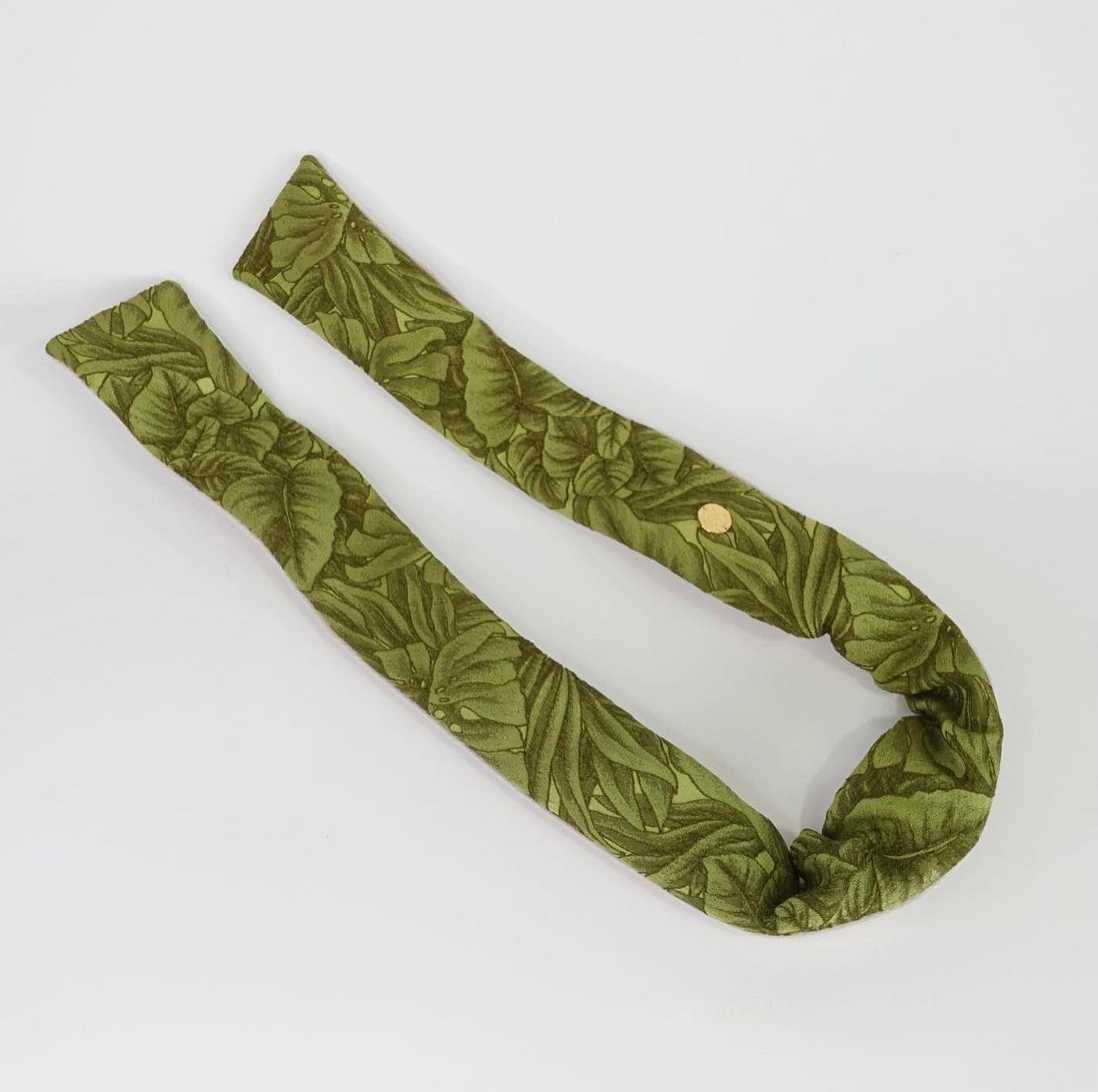 イタリア製立体リーフ柄のカバー。

裏地は接触冷感素材を使用しております。

〰️ターバンのご購入は〰️
✔︎以下のInstagramプロフィールリンク
@qppa.ii
@ii_mnm_lp

▶︎Creema 🔎QPPAで出てきます
▶︎minne 🔎QPPAで出てきます
💌ご購入方法が分からない場合はDMにてお尋ね下さい。

.
.
.
.
#キュッパ #着せ替えターバン#エスニック #着せ替えターバン #日本製 #madeinjapan  #ターバンアレンジ #ターバン #ターバンヘア #ターバンコーデ #ヘアアレンジ #ヘアアクセサリー #ヘアアクセ #ヘアバンド#海 #湘南スタイル #茅ヶ崎市 #茅ヶ崎 #ヘアケアグッズ #時短ヘアアレンジ #ワイヤーターバン #イタリア製生地-1