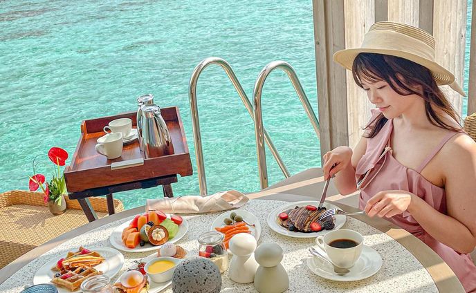 .
📍 @ritzcarltonmaldives 

\Momomi's Room Tour ⚐ﾞ/

🔖 保存すると後から見返せるよ🔖 .·

ネットとかインスタで検索しても
女子目線でおすすめポイントとか
詳しく紹介してるところがなかなか無くて💦

旅の計画に苦労したので過ごし方とか
具体的な魅力が伝わるように✍️
おすすめポイント順に
ルームツアーしていきます⚐ﾞ

◾︎No.1 Terrace

どれくらいここで過ごしたんだろう！？
ってくらいお気に入りのテラス🌴

お部屋のプールも広いけど
テラスのテーブルもこんなに広い🥯🍴

すぐ目の前はモルディブの
透き通った海！！

朝日浴びながらコーヒー飲んだり
海眺めながらおしゃべりしたり
まさに至福の時間♡♡☕️

(プールの水温がなかなか冷たくて、
フローティングブレックファストのあと
普通にテーブルで食べました😂笑)

𓐄 𓐄 𓐄 𓐄 𓐄 𓐄 𓐄 𓐄 𓐄 𓐄 𓐄 𓐄 𓐄 𓐄 𓐄 𓐄 𓐄 𓐄

今回の宿泊はクリスマスシーズンで
ターンダウン後チョコと一緒に
「 #クリスマスポンチ 」のプレゼントが🎄

何かのリキュールだと思って
とりあえずソーダで割ったんだけど
(この飲み方正解だったのかな…😂)
爽やかで海辺にぴったりの味♡
優雅な昼下がりだったなぁ🍓🥹

𓐄 𓐄 𓐄 𓐄 𓐄 𓐄 𓐄 𓐄 𓐄 𓐄 𓐄 𓐄 𓐄 𓐄 𓐄 𓐄 𓐄 𓐄

隣のヴィラとも間隔が空いてて
仕切りもちゃんとあるから
プライベート感はしっかり守られてるの✋

ハネムーンで2人っきりの
穏やかな時間を過ごすのに
ぴったりなお部屋だった🥰

𓐄 𓐄 𓐄 𓐄 𓐄 𓐄 𓐄 𓐄 𓐄 𓐄 𓐄 𓐄 𓐄 𓐄 𓐄 𓐄 𓐄 𓐄

全室プライベートプール付き👙
豪華なヴィラが魅力の #リッツカールトンモルディブ

どうやって行くの？
どれくらいお金と時間かかるの？
ってことも近いうちにまとめる予定🫶

色々未知の世界だし情報も少ないので
分かりやすくしたいと思います🥰

𓐄 𓐄 𓐄 𓐄 𓐄 𓐄 𓐄 𓐄 𓐄 𓐄 𓐄 𓐄 𓐄 𓐄 𓐄 𓐄 𓐄 𓐄

他の投稿でもモルディブについて
発信してるよ✍️♡♡
チェックしてみてね🏷𓈒𓏸︎︎︎︎

モルディブ情報は☞ #momomi_maldives

𓐄 𓐄 𓐄 𓐄 𓐄 𓐄 𓐄 𓐄 𓐄 𓐄 𓐄 𓐄 𓐄 𓐄 𓐄 𓐄 𓐄 𓐄
@ritzcarltonmaldives 

📍 マーレ国際空港からボートで1時間🚢
🔖記念日や特別なご褒美ステイに
🔖24時間バトラーサービス付き

𓐄 𓐄 𓐄 𓐄 𓐄 𓐄 𓐄 𓐄 𓐄 𓐄 𓐄 𓐄 𓐄 𓐄 𓐄 𓐄 𓐄 𓐄

おしゃれ旅とグルメ大好き
絶景マニアOLのアカウント⚐ﾞ

・おすすめのお洒落ホテル
・大人かわいい女子旅スポット
・絶景リゾート×グルメ
について毎日発信中📍

ホテル、カフェ、観光局、自治体の皆様📷´-
旅を一緒に盛り上げるお手伝いを
ぜひさせていただけませんか？✈️

動画制作、Twitterやブログも運営しておりますので
お気軽にDMへご相談ください📮♡︎

To Hotels, Cafes, Tourist Offices.
Please let me help you liven up trips together!
Please DM for work requests💌  ̖́-‬
‬
𓐄 𓐄 𓐄 𓐄 𓐄 𓐄 𓐄 𓐄 𓐄 𓐄 𓐄 𓐄 𓐄 𓐄 𓐄 𓐄 𓐄 𓐄

#モルディブハネムーン #モルディブ旅行 #ハネムーンレポ #ご褒美ステイ #リッツカールトンモルディブ #水上ヴィラ #モルディブ新婚旅行 #ハネムーン #ハネムーン準備 #テラス #新婚旅行レポ #夫婦旅行 #モルディブ #水上コテージ #海外旅行 #maldivesislands #maldivestrip #beautifuldestinations #honeymoon #honeymoontrip #rcmemories #theritzcarlton #maldiveshoneymoon #몰디브 #신혼여행